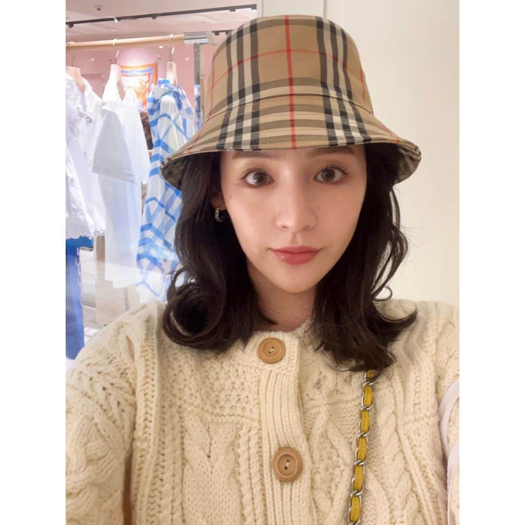 立花陽香のインスタグラム：「休日のデパートが大嫌いだけど、お出掛けした。 母は爆買い🛍️🛍️私は欲しいものが見つからなくて、一着だけ。とっても可愛いブラウスがBurberryにあった💗 春が来て桜が咲いて散り始めているというのに厚手のニットでもまだ肌寒いので、薄着を買う気になれないのかも。  そーいえば、ベビーピンクのネイルにしようとしたら、ヌードピンクになってしまって落ち込んでいます。私はマットネイル派なので、仕上がりは若干色味が変わる為、冒険するとたまにこーゆうことがある💅🏻 自爪だよ。#ビオチン（ビタミンＨ💊）飲んでるからかな？とにかく爪が強い。  健康思考の姉 @lovinseed が、身体に悪くないチョコレート🍫くれた。ありがとう🥰🥰 新発売の🆕ヴィーガンスイーツ楽しみ❣️  たとえ数時間でも休日を家族と過ごすと、とてもとても充実する。  #holiday #shopping #まだ寒い #まだ衣替えしてない   #マットネイル #春ネイル」