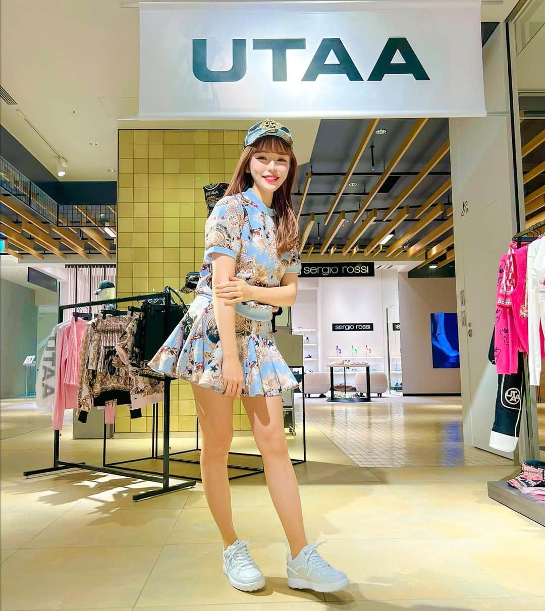 はるのインスタグラム：「⑅∙˚� 渋谷スクランブルスクエア4階Space4で開催してる UTAA POP-UP STOREにお邪魔してきたよ🫶  K-GOLFの大人気ブランドの Premium Golfwear UTAAがついに日本初上陸⛳ どのウェアも可愛くて迷っちゃったので選んでもらったの💭 1,2枚目は今季のオススメのセットアップ くすみカラーが可愛い💙 3枚目は白のセットアップ🤍 サンバイザーは横にも伸びるタイプで日焼け対策に抜群✨  ラグジュアリー・ライフ・スタイルを提唱してて デザイン性の高いゴルフウェアなのに 様々なシーンで着れそうでいいなって思った♪  最新商品や洗練されたデザインをお見逃しなく❤︎  4/24 (月)までの期間限定だから是非足を運んでみてね💨  🕐11:00〜21:00  UTAA JAPAN 公式HP https://utaagolf.jp/ * * #utaa #utaagolf #utaajapan #golf #golflife #golf女子 #ゴルフ女子 #ゴルフウェア #ゴルフコーデ #ゴルフコーディネート #ゴルフファッション #kgolf #渋谷スクランブルスクエア #韓国 #韓国ファッション #韓国コーデ #ミニスカート #ニーハイソックス #ニーハイ」