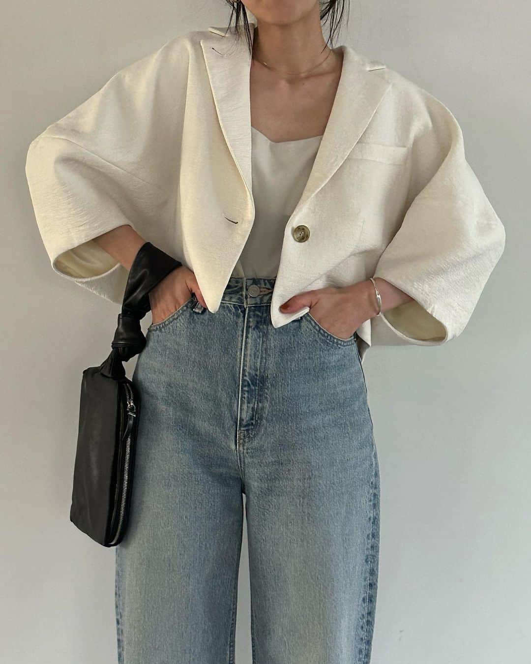 のインスタグラム：「■NEW ARRIVAL 4月4日(火)発売アイテムをご紹介。  CLANEで人気ディテールのランタンスリーブのテーラージャケット。 様々なボトムに合わせられる、バランスの取りやすいショート丈デザインです。  ラペルを閉じた着方も可愛く、程よいシワ感と膨らみのあるジョーゼット素材を使用して、さらっした着心地に仕上げました。普段使いからオケージョンシーンまで幅広く使えるアイテムです。  ✔︎ LANTERN SLEEVE JACKET ¥30,800 カラー：ホワイト、ベージュ、ブラック  #CLANE」