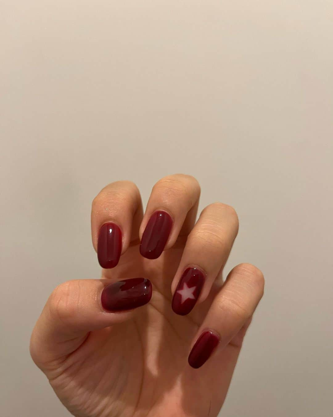 山田野絵のインスタグラム：「#nails ☺︎ 過去1でお気に入りだった（毎回言ってる） こちらのネイル、本日最終日です🥲 赤が好きなこと再確認❤️！ @tsumemiho_nailist さんいつもありがとうございます💭❤️‍🔥！  そして、髪の毛いつもサラサラにしてくれる @ryusuke_yoshioka さん おかげで雰囲気美人だねって言われること増えました！！ 泣くど！！😀？？！？  #ネイル #ネイルデザイン #nailart #シンプルネイル #ヘアアレンジ #ヘアカラー #ストレートパーマ #ストレートヘア」