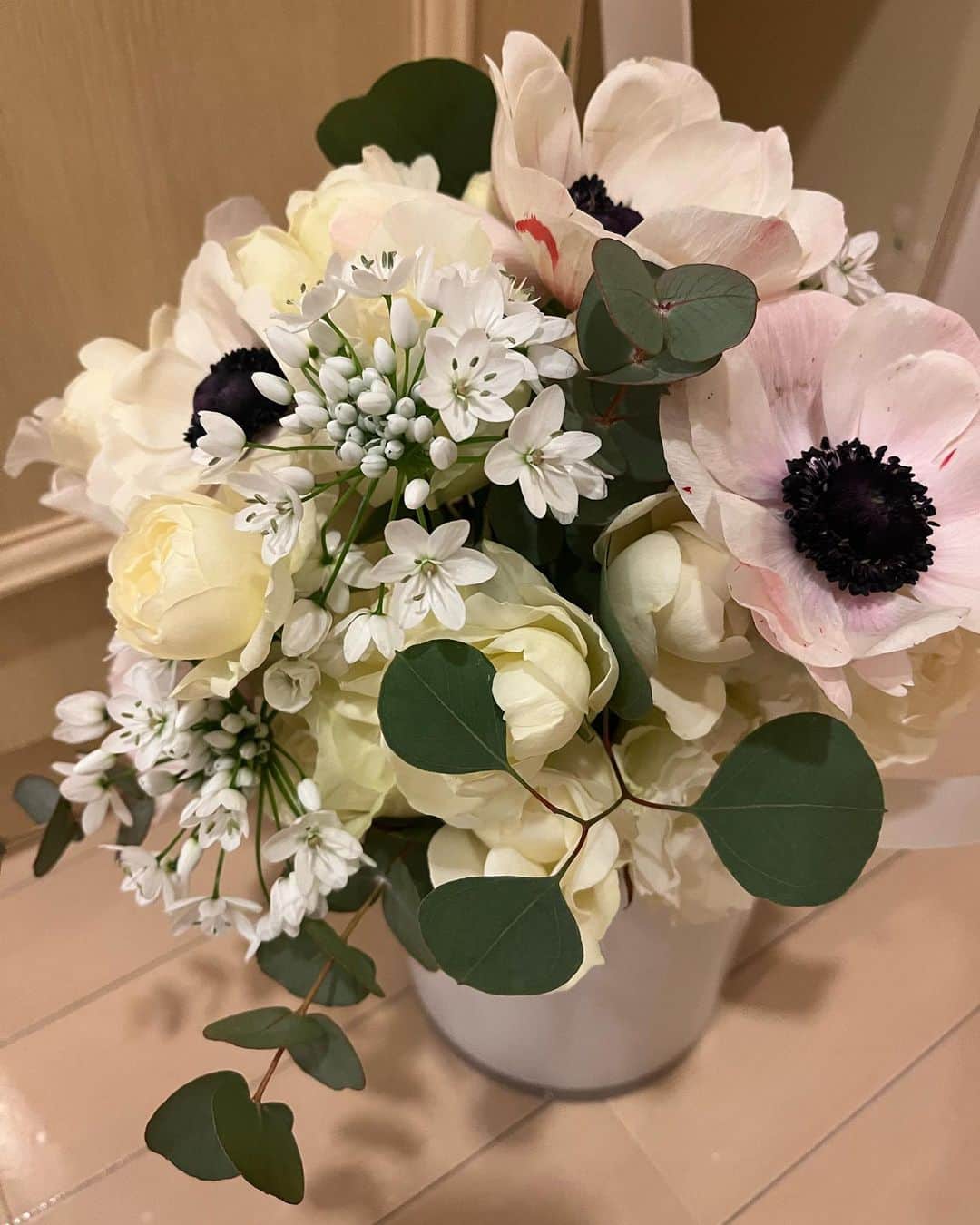 ホテルモントレグラスミア大阪 ブライダルのインスタグラム：「ご新婦様こだわりのブーケ💐 憧れだったアネモネのお花を使って❤️アネモネの花言葉も素敵で、色によっても違うんです🤭 ご新婦様の想いがたくさん詰まったブーケなんです☺️  #ホテルモントレグラスミア大阪　#グラスミア大阪  #ホテルモントレ　#モントレウェディング　#ホテルウェディング　#プレ花嫁  #モントレ花嫁　#ブライダルフェア 　#大阪ウエディング　#大阪ウェディング　#グラスミア花嫁  #関西花嫁　#関西プレ花嫁　#大阪花嫁　#大阪プレ花嫁　#大阪結婚式　#大阪結婚式場　#日本中のプレ花嫁さんと繋がりたい　#上質　#アクセス　#全天候型　#2023春婚　#2023夏婚　#2023秋婚プレ花嫁　#ブーケ　#ロケーション撮影　#結婚式」