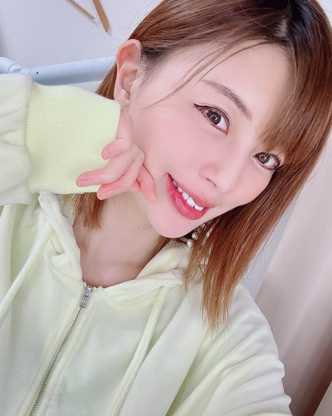 satomiさんのインスタグラム写真 - (satomiInstagram)「🦷⚾️🦵 ・ 開幕したよーーー⚾️今日はカープ女子🤍 ・ 野球の前に（@crystal_lounge_ginza）で ホワイトニング🦷ほぼMAXまで白くなった✌️ご機嫌です🤍 ・ 私のインスタ見た方は初回限定でどのコースでもコース料金と同等のホームホワイトニング商品プレゼントしてくれるよ🎁🤍 ・ ちなみに試合結果は1-0⚾️ 大好きなオスナのホームランーーー！ 楽しいぜ✌️月3回の観戦目標です笑 ホークスも快勝！うぇーい！ ・  @t922k #クリスタルラウンジ銀座 #ホワイトニング東京  #ホワイトニングサロン  #ホワイトニング銀座  #銀座ホワイトニング  #セルフホワイトニング  #ヤクルトスワローズ #神宮球場 #広島カープ #カープ女子 #オスナ」4月1日 20時17分 - saatoomii47