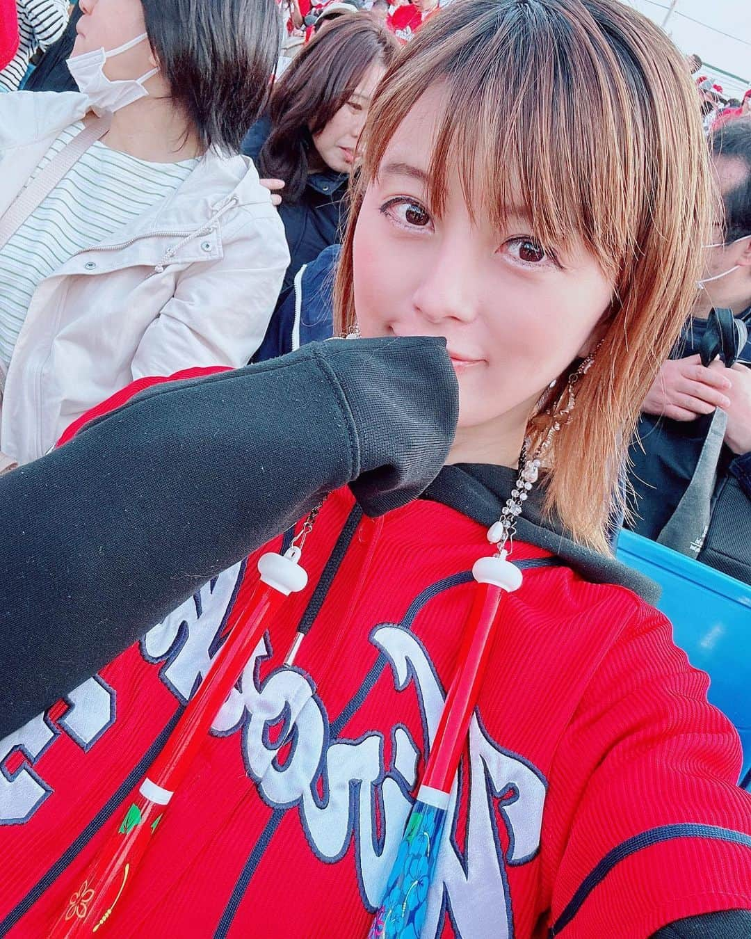 satomiさんのインスタグラム写真 - (satomiInstagram)「🦷⚾️🦵 ・ 開幕したよーーー⚾️今日はカープ女子🤍 ・ 野球の前に（@crystal_lounge_ginza）で ホワイトニング🦷ほぼMAXまで白くなった✌️ご機嫌です🤍 ・ 私のインスタ見た方は初回限定でどのコースでもコース料金と同等のホームホワイトニング商品プレゼントしてくれるよ🎁🤍 ・ ちなみに試合結果は1-0⚾️ 大好きなオスナのホームランーーー！ 楽しいぜ✌️月3回の観戦目標です笑 ホークスも快勝！うぇーい！ ・  @t922k #クリスタルラウンジ銀座 #ホワイトニング東京  #ホワイトニングサロン  #ホワイトニング銀座  #銀座ホワイトニング  #セルフホワイトニング  #ヤクルトスワローズ #神宮球場 #広島カープ #カープ女子 #オスナ」4月1日 20時17分 - saatoomii47