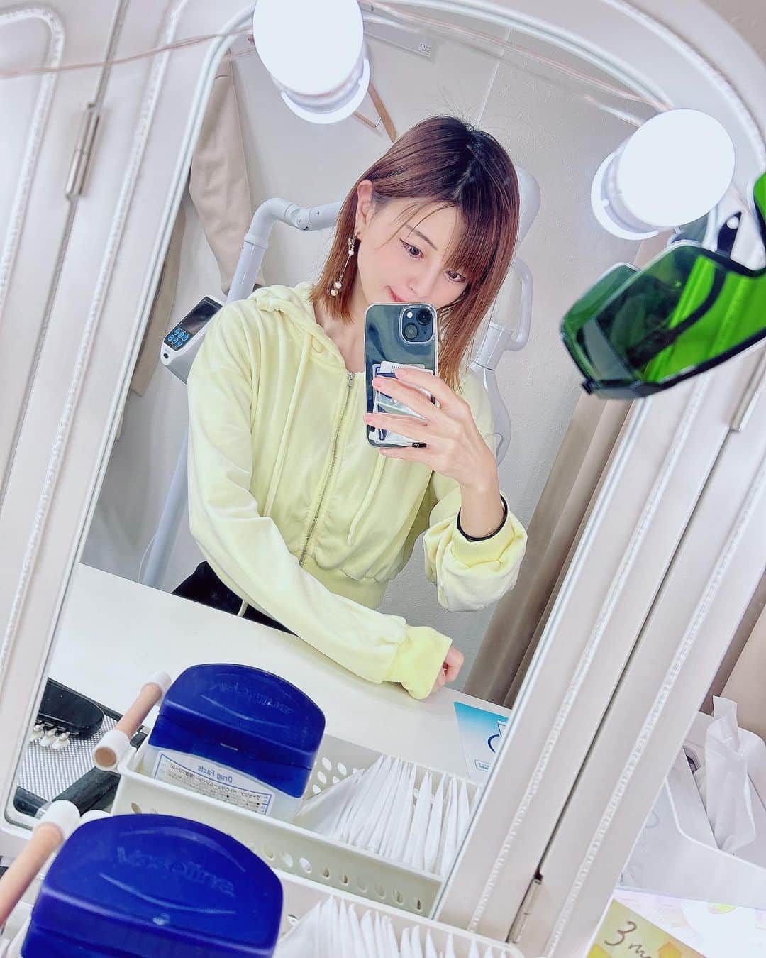 satomiさんのインスタグラム写真 - (satomiInstagram)「🦷⚾️🦵 ・ 開幕したよーーー⚾️今日はカープ女子🤍 ・ 野球の前に（@crystal_lounge_ginza）で ホワイトニング🦷ほぼMAXまで白くなった✌️ご機嫌です🤍 ・ 私のインスタ見た方は初回限定でどのコースでもコース料金と同等のホームホワイトニング商品プレゼントしてくれるよ🎁🤍 ・ ちなみに試合結果は1-0⚾️ 大好きなオスナのホームランーーー！ 楽しいぜ✌️月3回の観戦目標です笑 ホークスも快勝！うぇーい！ ・  @t922k #クリスタルラウンジ銀座 #ホワイトニング東京  #ホワイトニングサロン  #ホワイトニング銀座  #銀座ホワイトニング  #セルフホワイトニング  #ヤクルトスワローズ #神宮球場 #広島カープ #カープ女子 #オスナ」4月1日 20時17分 - saatoomii47