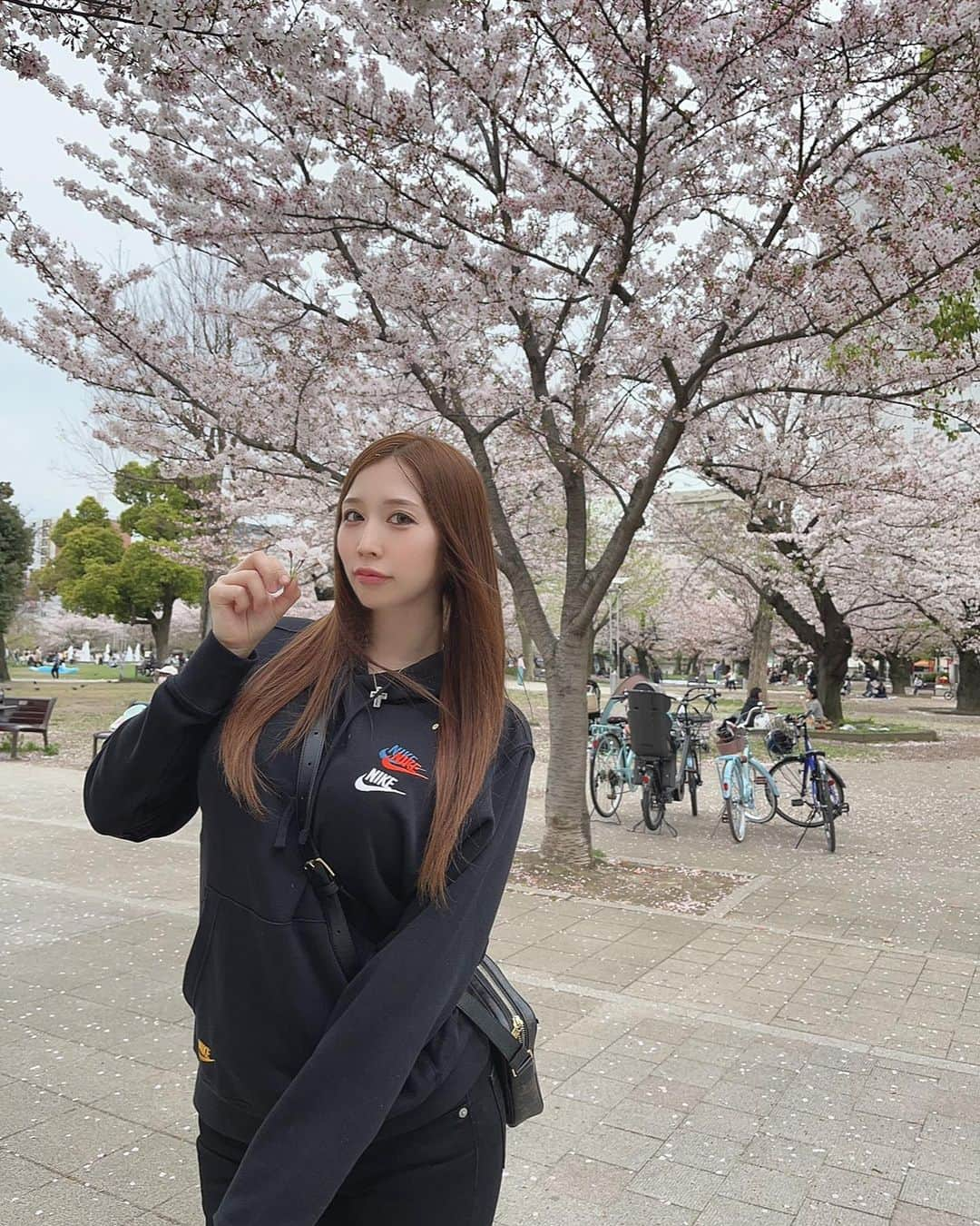 橘楓のインスタグラム：「🌸🍡🍵🐈🐾  桜と楓🌸🐱🍁 専属カメラマン📸は姉だよ🙋🏻‍♀️و  . . . .  #桜 #お花見 #春 #花 #インスタ映え #映えスポット #映え写真 #公園 #パイスラ #パーカー #スニーカー #スニーカー女子 #グラビア #インスタグラビア #ootd #gravure #sakura #spring #🌸」