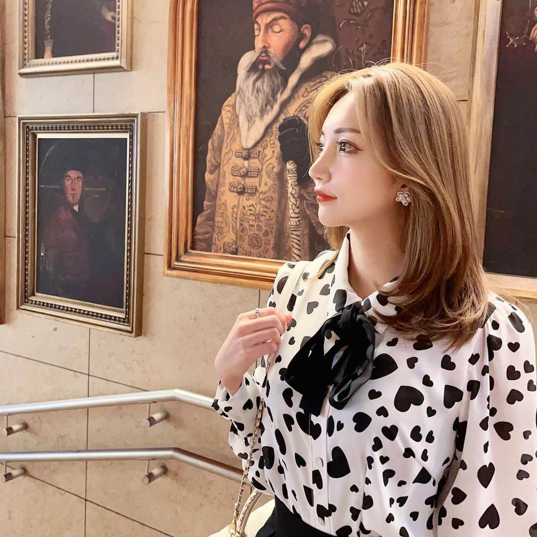みほぽんのインスタグラム：「この前ハリーポッターの舞台を見に行った時の🥹💕 赤坂駅すごく可愛いよっ!!!  お洋服はさゆりさん @bloom_selectshop で購入したよ🌸」