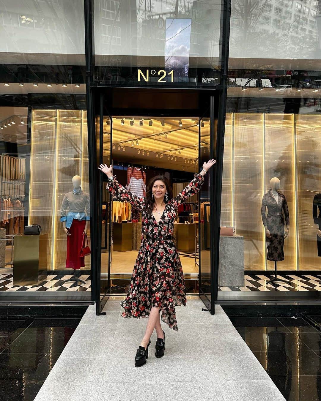 Taki Tanakaのインスタグラム：「Happy our new #N21Fukuoka opening and my birthday!  本日4/1に#福岡大名ガーデンシティ 1Fに#N21 をオープン致しました。 九州の拠点として素晴らしいフラッグシップショップを構えることが出来、嬉しく思っております。  たまたま私の誕生日とも重なり、思い出深い一日となりました。  昨夜のレセプションにお越し頂いたお客さま、関係者のみなさま、そして大好きな仲間たち、本当にありがとうございました。#loveyouguys   @numeroventuno  #numeroventuno @alessandrodellacqua  #izastagram」