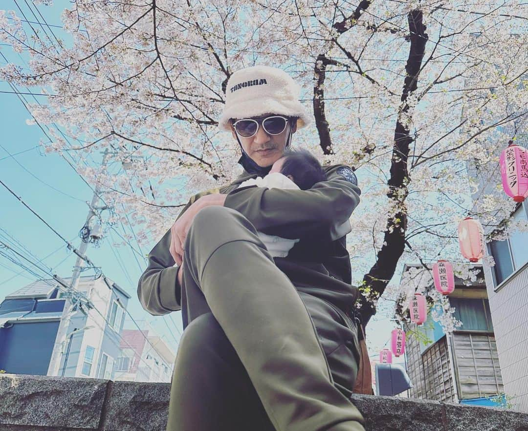 丸山桂里奈さんのインスタグラム写真 - (丸山桂里奈Instagram)「桜が私たちの後ろ髪を引っ張るもんだから、未だ未だと行ってきました〜 実家の近くより、自宅の近くの方が桜が多い気がしますが、実家の近くも穴場中の穴場桜並木があります☺️散歩しても気持ちいいし、スーパーもあったりですごく住みやすい街なんです。公園も近くにあるしね😍 いつもなら歩いていきますが、今日は娘がいたので車で🚗 縁日なども出ていました。久々に縁日見た、いろんな縁日が今はあるんですね〜 きっと桜も縁日を見下して、おいしくお腹いっぱいの気持ちになった気がします😌 桜は心を癒してくれたりなごましてくれたり、豊かにしてくれます🌸大好きな季節がきて、あたたかくなりますねっ。 ただすぐどこかに旅に出てしまう桜だから、また後を追いかけていきたくなるような切なさがありますがまた来年、私たちに会いに来てくれるからまた好きになっちゃうんです😍 本並さんと2人で見る桜もいいけど、娘と3人で見る桜はまた一味違ってよかったです🌸 娘を外に連れ出せるようになったので、いろんな場所に連れて行ってあげたいなぁと思います😍そして、マックがてりたまの時期なのでドライブスルーでてりたまりました🍳あとは桜フィズ🌸さいこぉ〜帰宅してからは娘とお昼寝したり、沐浴したり、あとは今はJリーグ見ながら、ゆっくりしてます。本並さんはソファで爆睡、娘は私の抱っこで爆睡😌2人して大爆睡で可愛いです😍 さ、明日は日曜日。1週間あっというまですが、毎日毎日大切に過ごしましょ〜  #実家の近くの桜並木 #最高に綺麗 #穴場 #地元 #大田区 #縁日まで遊びに来てた #何か食べたかったー #桜の綺麗さに目を大きくさせられて #素敵な時間になりました #3人での桜 #格別 #アスファルトに桜 #また来年も見に行こう #ギリギリ間に合いました #本並さん運転ありがとう #メガネとマスクでも目立つ #異国感が半端ない #いい意味で #インスタバエ」4月1日 20時20分 - karinamaruyama