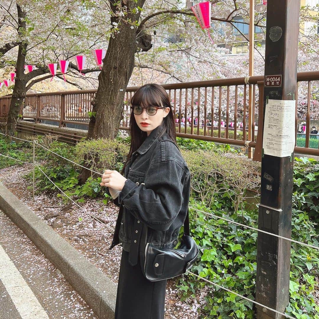 八角瑛子のインスタグラム：「すべりこみお花見🌸🫶 中目黒すごい人でした！  まっくろコーデ❤︎」