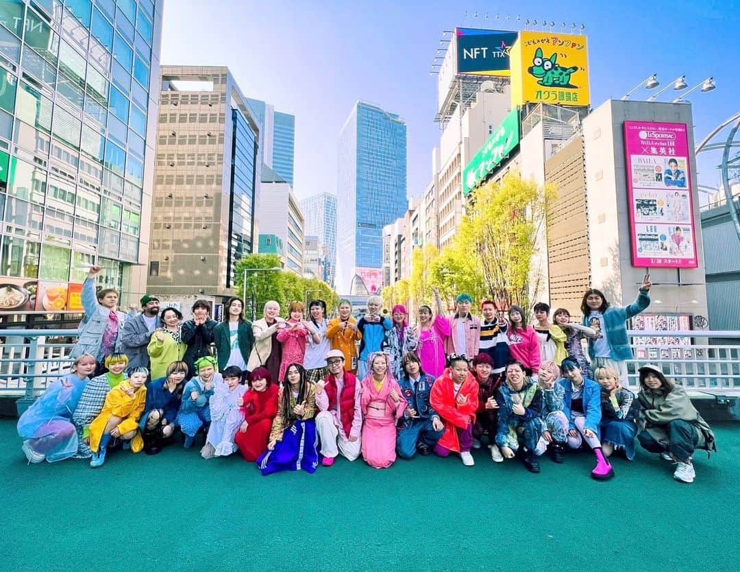 内田聡一郎さんのインスタグラム写真 - (内田聡一郎Instagram)「新年度。2023新体制。 気づけば40名近くのチームになりました。 7人から始まったLECOも QUQUと共に着実に人が増え、öben、oddもできてやれる事も増えてきました。 とても嬉しく思います。 今後はトップとしてさらに責任持って導きます。 皆様、今後ともよろしくお願い致します。  #新年度　#新体制 #新年度スタート  #4月 #4月1日 #LECO #QUQU #öben #渋谷 #odd #渋谷ヘアサロン #渋谷美容室 #2023 #やるぞ」4月1日 20時24分 - soucuts