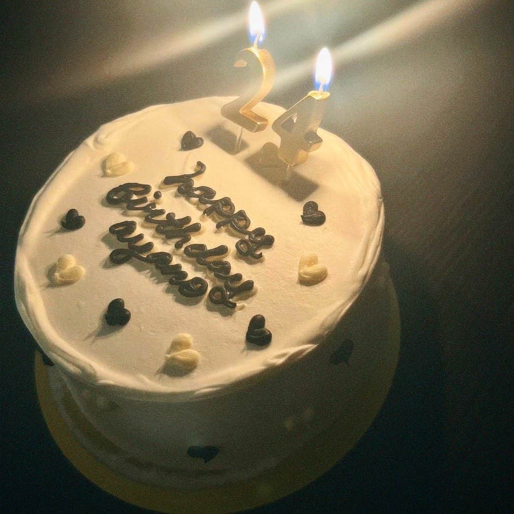篠崎彩奈さんのインスタグラム写真 - (篠崎彩奈Instagram)「. 大好きなお友達と 大好きなお友達の お誕生日お祝いしました🎂☺️  この歳になると 友達の大切さが身に沁みます...。 すき🫶🏻  おめでとう🤍 @_ayn.u   #誕生日 #誕生日ケーキ」4月1日 20時24分 - ayana.s_official