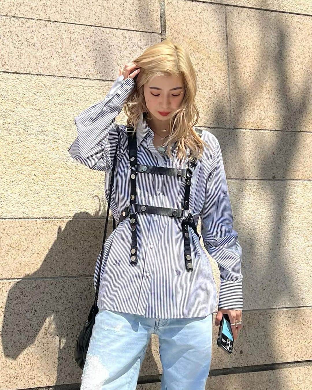 のインスタグラム：「💙 ⁡ #shirt : @maxmara  #necklace : @momocreatura #harness : @junyawatanabe @commedesgarcons  #denim : vintage @levis  #shoes : @drmartensofficial  #shoulderbag : vintage @carboots_  ⁡ ワイシャツとデニムの組み合わせは おばあちゃんになってもずっとしたいな👵🏻💪☀️ ⁡ ⁡ ⁡ #outfitoftheday #miriishii」