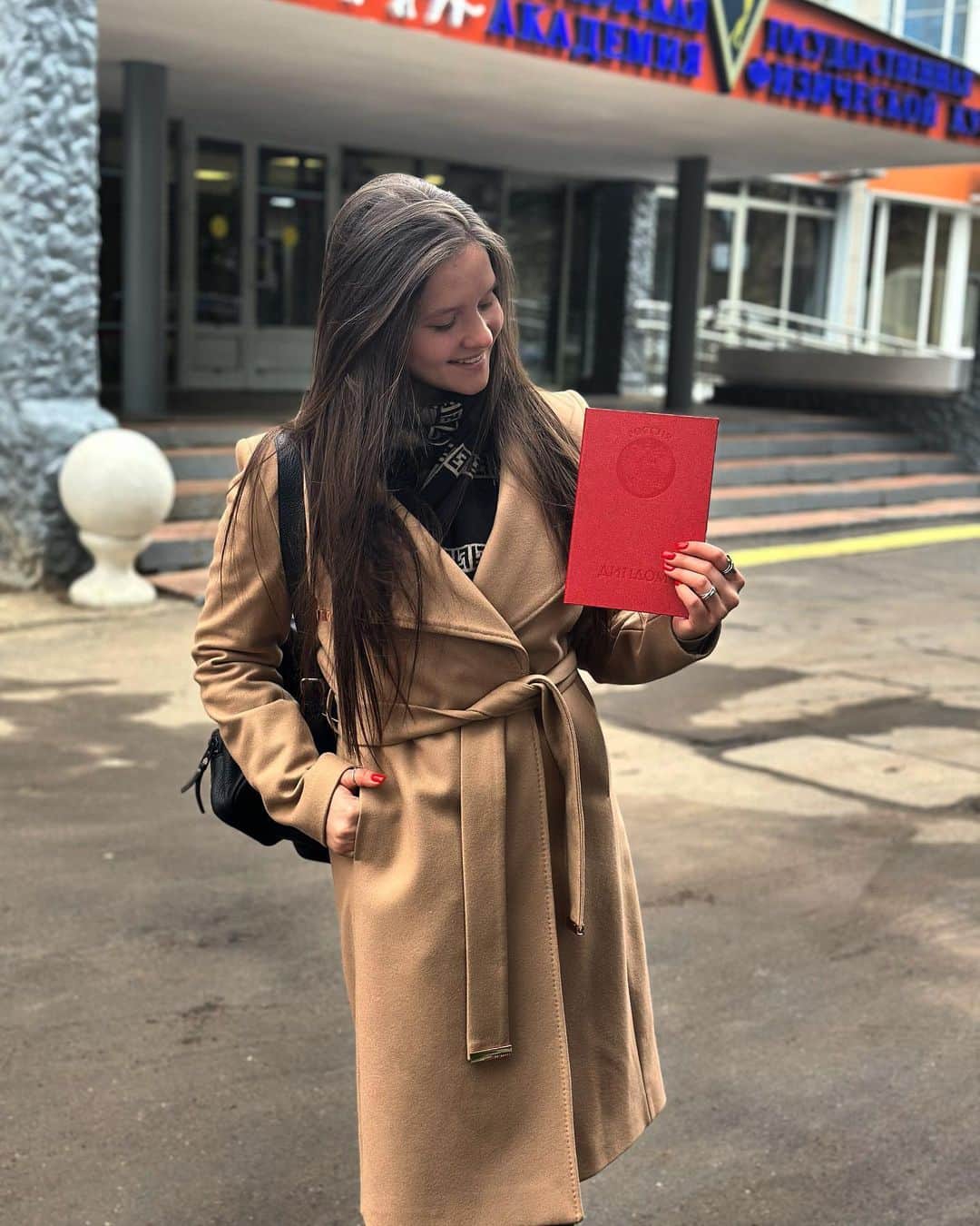 アレクサンドラ・プロクロワのインスタグラム：「Хороший день для получения диплома !🤓😁  С окончанием нас ♥️ ура ура 🎉 #дипломированныйспециалист 🎓」