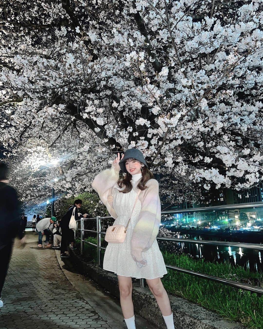 外薗葉月さんのインスタグラム写真 - (外薗葉月Instagram)「夜桜🌸🌙  #桜　#夜桜　#舞鶴公園　#福岡城さくらまつり」4月1日 20時28分 - hazuki_hokazono
