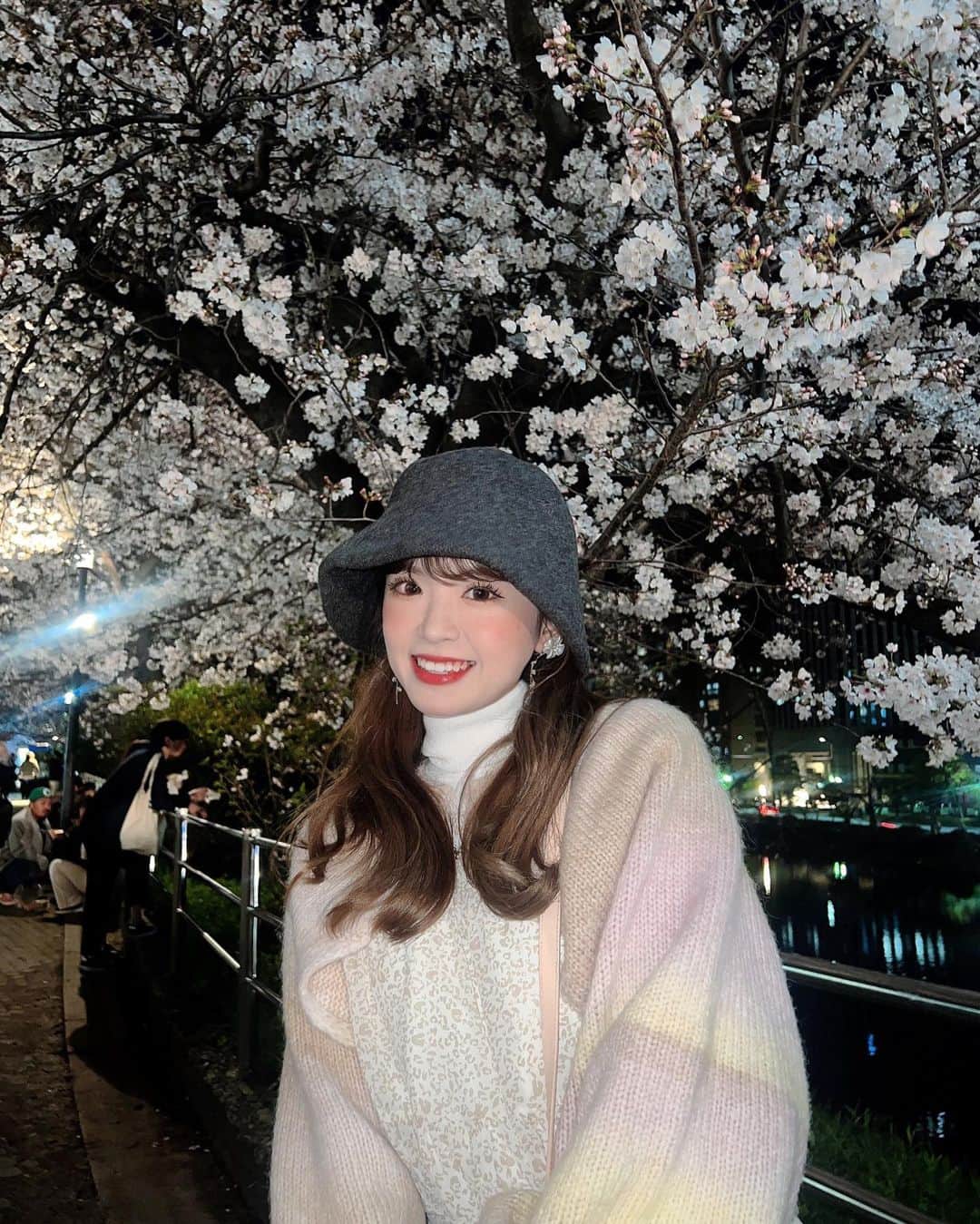 外薗葉月のインスタグラム：「夜桜🌸🌙  #桜　#夜桜　#舞鶴公園　#福岡城さくらまつり」