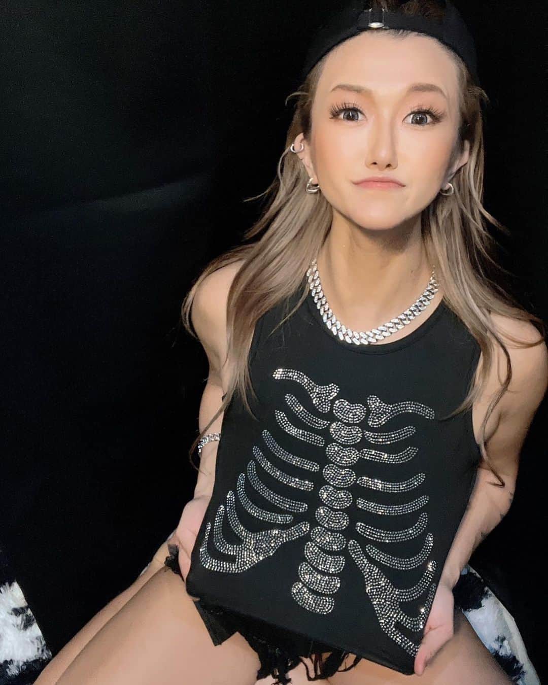 フェフ姉さんのインスタグラム：「SHEINのアクセ安いのにめちゃギラギラでかわいいー／(^o^)＼💎 . . そして春がきたー！ 薄着の季節がようやくきたね。 嬉しいわーいわーい＼(^-^)／🌸 . . 花見が楽しみだ( 」´0`)｣ . . _ 📣お得なSALEで春を迎えよう 4月30日まで使えるクーポンコード🎟: JPSPR117 (🌸お買い上げ金額5,999円までの購入でセール価格より15%OFF🐹6,000円以上は20%OFF🌼) _ １枚目 tops:9934376 necklace &bracelet:10037438 pants:11056413 . 2枚目 tops:2516037 necklace &bracelet:11056413 pants:11056413 . ３枚目 outer:10915182 necklace &bracelet:10037438 camisole:9356982 pants:11056413 _ @shein_japan @sheinofficial #SHEINforAll #SHEINspringsale」