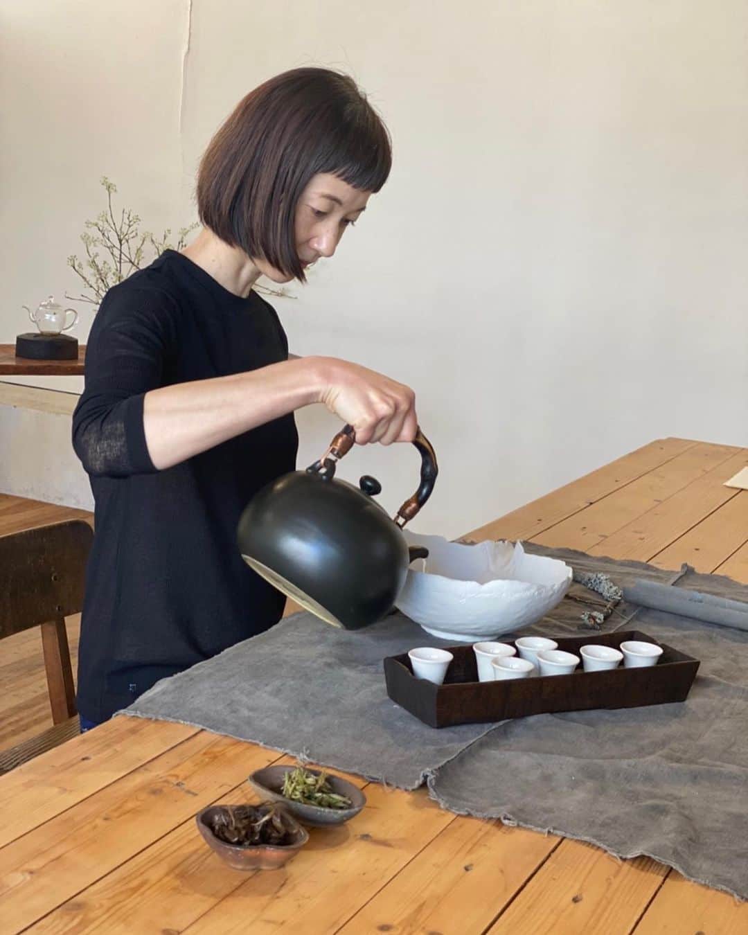 のインスタグラム：「久しぶりの 中国茶のお稽古。  すべての杯に注いだつもりが 一番手前の自分の杯が見えてなくて注いでなかった😂  涼しい顔して とんでもなくポカをやらかす。 それが私です😉」