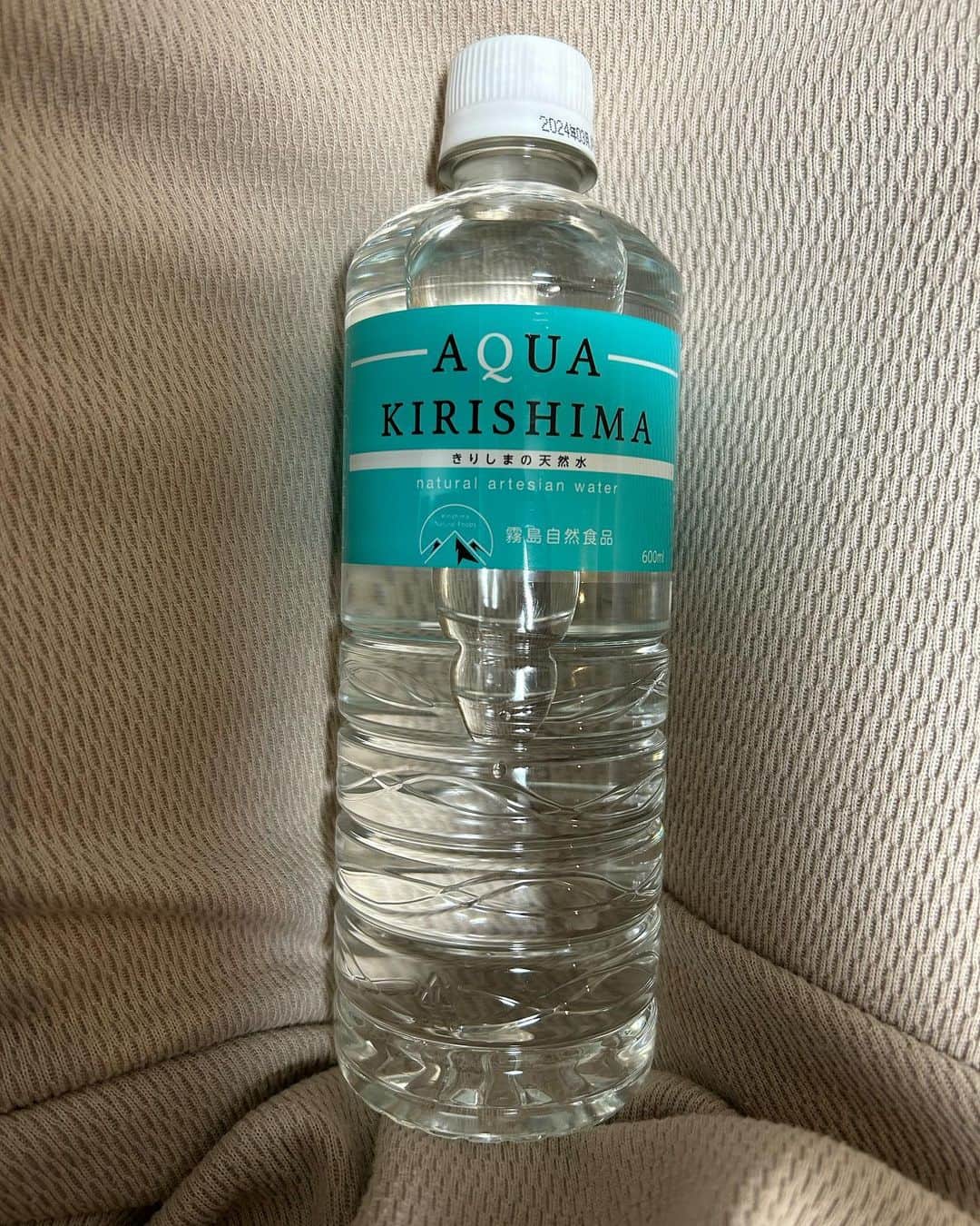 のインスタグラム：「霧島シリカ天然水  ⭐️AQUA KIRISHIMA⭐️  話題のシリカを始め炭酸水素イオン、サルフェートなどミネラルがたっぷりのお水アクアキリシマ✨  最近、髪、爪、肌の調子がよくないと感じたあなたへ  それは体内のシリカ不足が原因かもしれません、、、  シリカは髪、爪、肌を強く健康にしてくれる体内に存在する栄養素のひとつ✨  それなのに体内でつくることができず、年齢とともに体内のシリカは減少してしまうのです、、、  そんなシリカを気軽に補えるように生みだされたのがアクアキリシマです✨  体の巡りを整えるためにも水分補給は大切✨  普段あまり水をのまなかった私、、、 お茶やジュースそういった飲み物を飲む機会が多いよね、、、 よく水を1日何リットルのまないとだよーとかそうゆうのは聞いたことはあったけど、なかなか、、、 そんな時に出会ったアクアキリシマ✨ なんとなーく水を沢山飲んだ方がいい！くらいだとなかなかトライできなかったけど、アクアキリシマのサイトをみて、のんでみたいって思えた☺️👍✨  髪、爪、肌若いころより元気がなくなってる気がする、、、  色々ケアはするけど、、、  根本を改善しないとだよね✨  シリカ不足かぁ、、、  全然知らなかった💦  普段のむものを水に変えるだけだからつづけられるし、ストックしとけば楽ちんだし、デザインが素敵なのもいい🥰  つづけてみよっと✨😋✨  たっぷりなシリカと良質なミネラルを気軽に取り入れる習慣はじめよう🥰👍✨  PR @aquakirishima  #アクアキリシマ#シリカ#シリカ水#お水#水分補給#美容週間#インナーケア#デトックスウォーター」