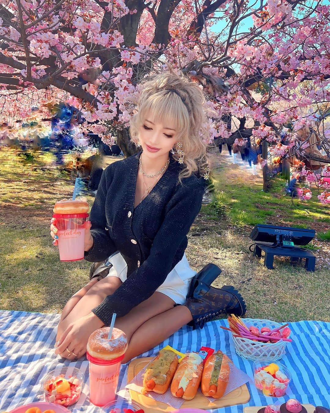 藤木そらさんのインスタグラム写真 - (藤木そらInstagram)「. . Here are the cherry blossom viewing spots😍🧡Shinjuku Gyoen was so beautiful (๑ت๑)♡🌟🌟 . .お花見最高すぎる🤤❣️女子会でお花見パーティーしたよ(•ө•)♡ . .日本の四季は楽しみたいな💓🥰 . . .トップス @la_briller_official 💚私の記事見た方は特別に〖SORACP〗で500円OFFになるよ♥️🙏💭💗 . .可愛いい服いっぱいあるから、チェックしてみて(♡´∀`♡) . . . . . .  .#お花見 #女子会コーデ #女子会パーティー #ヘアアレンジ #ポニーテールアレンジ #ギャル #ギャルコーデ #ギャルメイク #春コーデ #ピクニック #おしゃピク」4月1日 20時34分 - sorafujiki