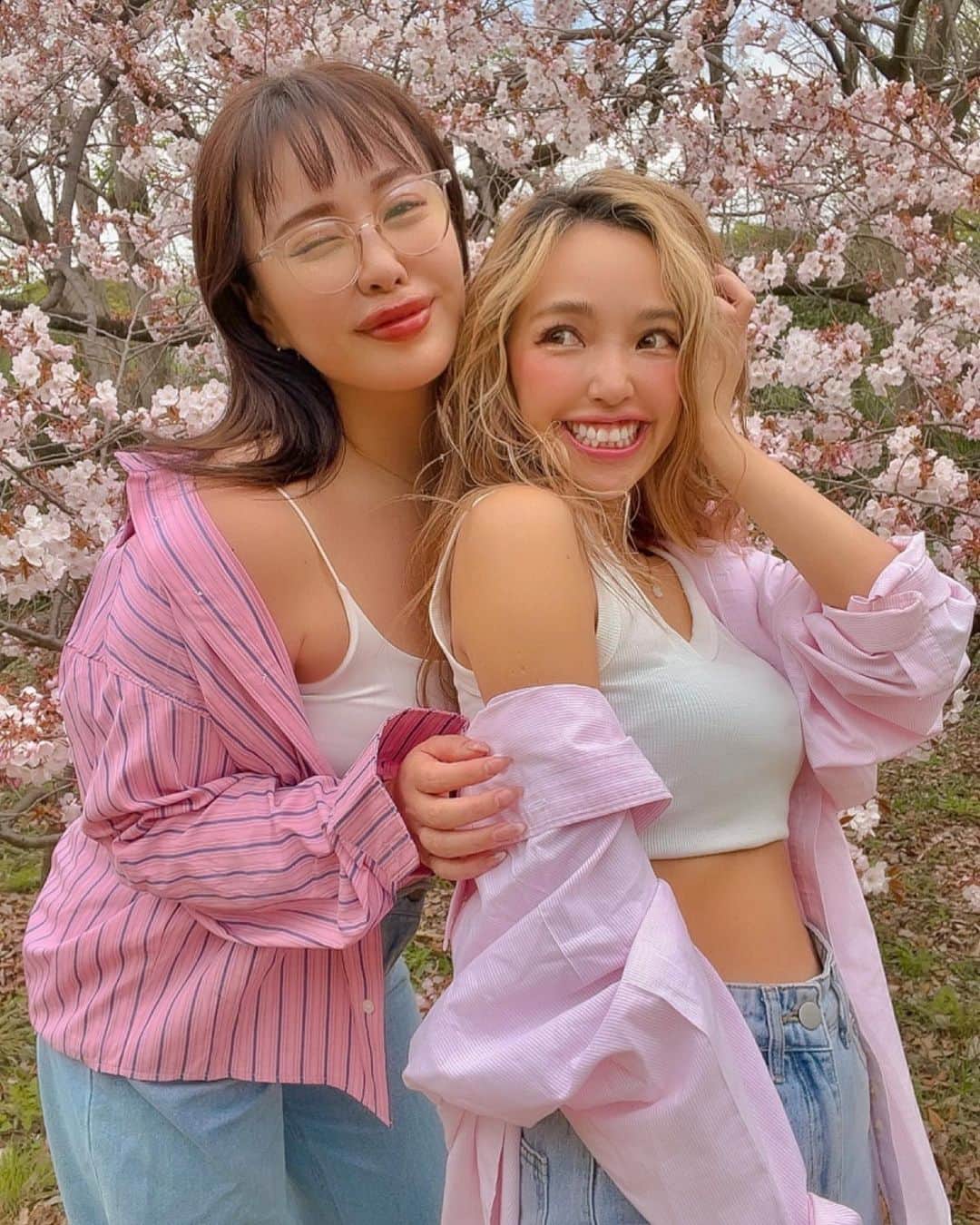 ユミ さんのインスタグラム写真 - (ユミ Instagram)「🌸🥂🌸 cherry blossom  今年もこの季節が来た🌞🌈 桜って幸せな気持ちを運んでくれるよね🌸 お花が大好きで、日頃から色んなお花を 買って帰ってはお家に飾っているけれど💐 こんなに大きくて丸ごとピンクの木なんて、 改めて、大地が生んだ super happyすぎるエネルギーだよね🌳💞🌸☺️💗  #Cherryblossom #桜#お花見 💞🌸 #ピンクメイク」4月1日 20時34分 - yuminchu1029