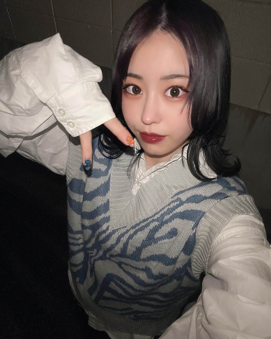 かすこんねぅのインスタグラム：「前髪なしどうでっか？！？！？！？ 20年間前髪と共に生活してきたからか、前髪がないとパンツだけ履いてノーブラで外歩いてるみたいな気持ちになるので心を落ち着かせる為に2way仕様にしてます。 ・ ・ 全指にクマが乗っているという最高にCOOLな爪も可愛すぎるのでみんなに見てほしい✊( ᵕᴗᵕ )  hair→ @a.sugar519  nail→@aki.laccio  ありがとうございました❤️‍🔥」