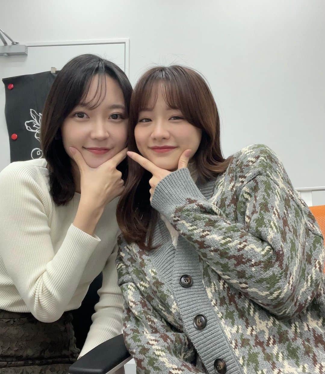 のインスタグラム：「. 昨日が森アナの最後の出社日でした！ （私がメイク前で写真を撮れる状態じゃなかったので、前に撮った写真を引っ張り出してきました...！）  一緒に仕事をする機会は少なかったけど、実は共通の趣味があって仲良しの森。  新しいことにどんどん挑戦する姿が頼もしくて、こちらまでワクワクする気持ちにさせてもらっています☺︎  すごく寂しいけど、森アナの進化形がとても楽しみ！これからも、よろしくね✨  #アイコンの新しい宣材写真が可愛すぎる」