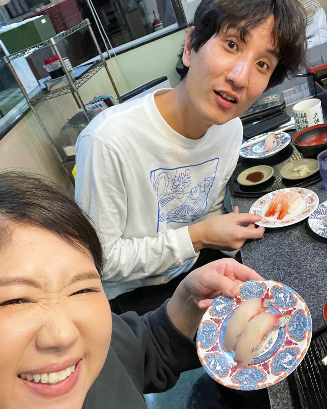 のインスタグラム：「へい♪  久しぶりに坊ちゃんとごはん！  めちゃくちゃ美味しいお寿司を食べました🤤  お腹パンパンやのに 喋り足りないからコメダ珈琲！　　  よー笑ろた🙌  ルン♪  #yeah #exciting #お寿司 #同期 #ソラシド本坊 #南原太助寿司  #激旨 #腹パン #コメダ珈琲 #コーヒーゼリー #ルン♪」