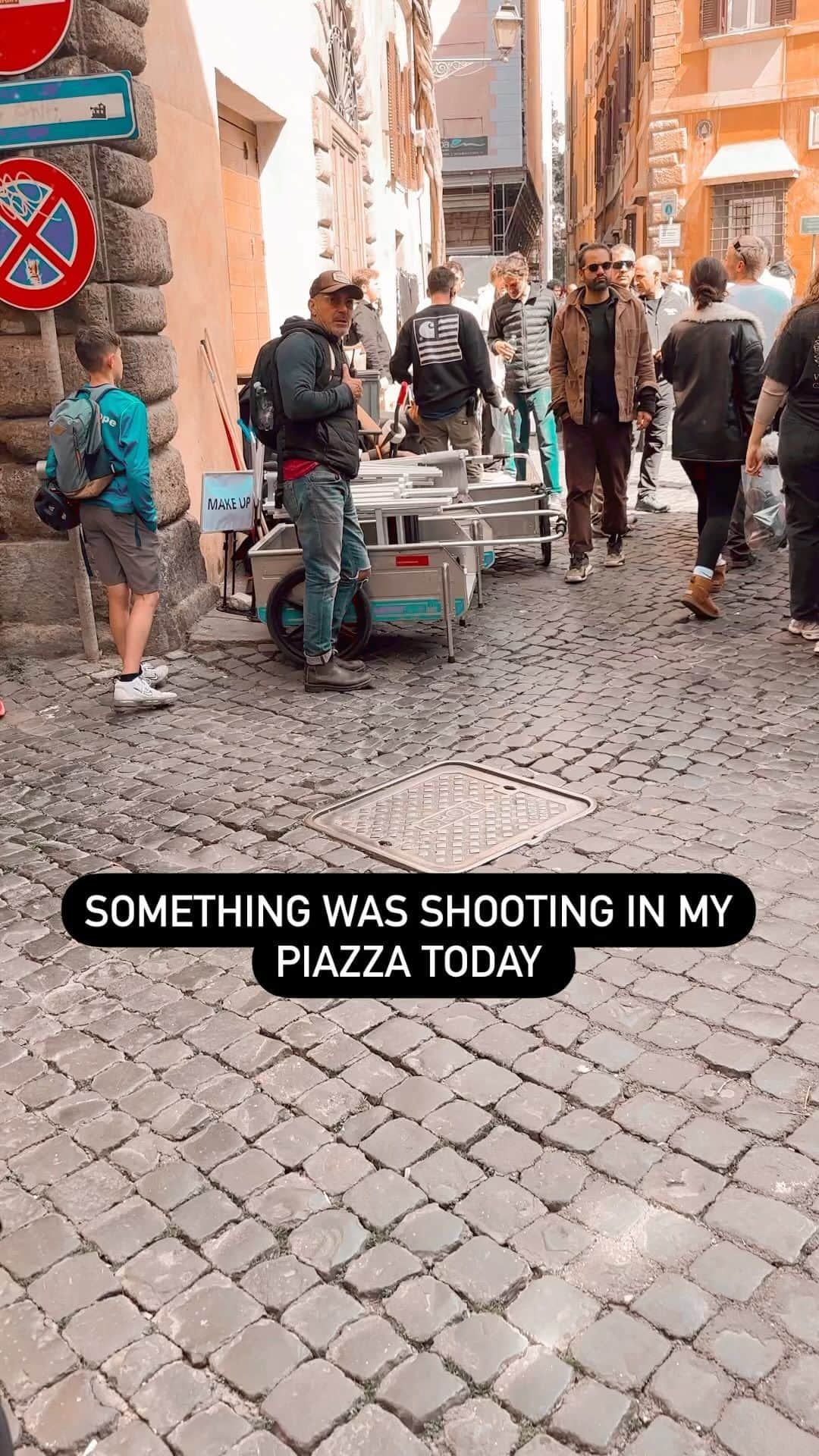 ゾージア・マメットのインスタグラム：「Drives me nuts when I’m shooting on location and residents complain. We’re just doing our job folks! But I HATE IT when things shoot outside of my apartment. How do you spell #hipocrite ???」