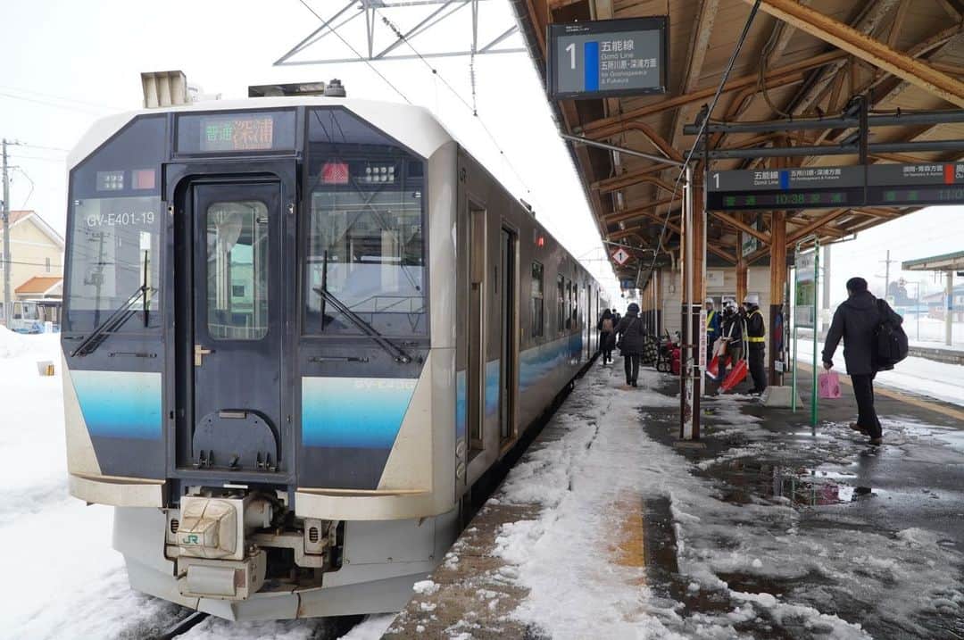 伊藤桃さんのインスタグラム写真 - (伊藤桃Instagram)「【#津軽鉄道 へ】 さてお次の投稿は、津軽鉄道さんストーブ列車のお話。 ですが… 目的地に行くまでの乗り鉄も楽しい旅☺️🫶 * 2枚目: 私の故郷、青森県#野辺地 の野辺地駅の駅そばパクパクさんにてかけそばをいただき… これがあっさりとした出汁にお蕎麦が美味しい… 3枚目: まずは青い森鉄道で青森へ 4枚目: 2021年に改築された青森駅。 はまなすに乗り換えが一番かな、想い出の多い駅の変化をぱしゃり📸 * 5枚目: そして青森駅からは川部駅まで奥羽本線。701系なのですが… 6枚目: なんとトップナンバー！ これは驚き高まりました💓 * 7枚目: そして川部駅からの五能線は… #gve400系 🥺 大好きなキハ40の置き換え車両😭 1.8枚目: 2月、真冬の津軽平野を眺めつつ… 9枚目: 五所川原にとうちゃく！ JR東日本の秋田支社さんのキャラ、つがにゃん大好き🐱 * 10枚目: ちょうど今日、最長片道切符の五能線についてYouTubeに投稿したのですが、 9月は代行バスだった五能線もこうして昨年末に復旧したのをみて嬉しく思ったのでした。 * 明日はまさに昭和レトロ！！ 津軽鉄道さんの津軽五所川原駅です🫶またみてね！ #青い森鉄道 #奥羽本線 #五能線」4月1日 20時47分 - itomomo_tetsu