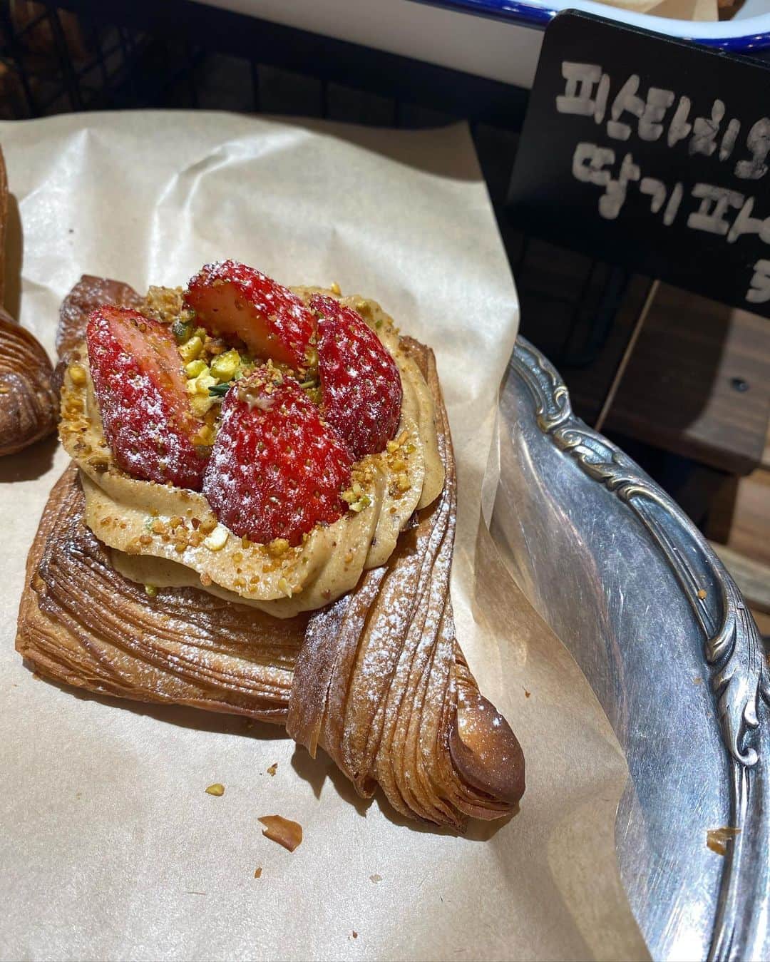 GYEON SEOさんのインスタグラム写真 - (GYEON SEOInstagram)「_* 빵순이 🥐 . . @hunzgmemo  #hunzgmemo」4月1日 20時48分 - queengyeon