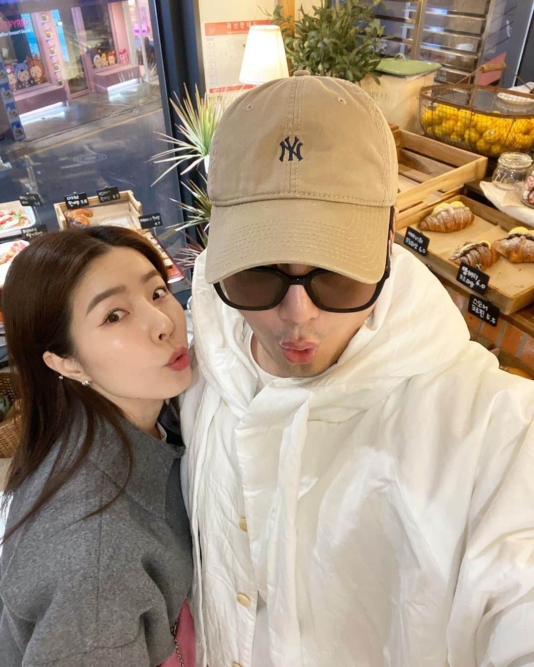 GYEON SEOさんのインスタグラム写真 - (GYEON SEOInstagram)「_* 빵순이 🥐 . . @hunzgmemo  #hunzgmemo」4月1日 20時48分 - queengyeon
