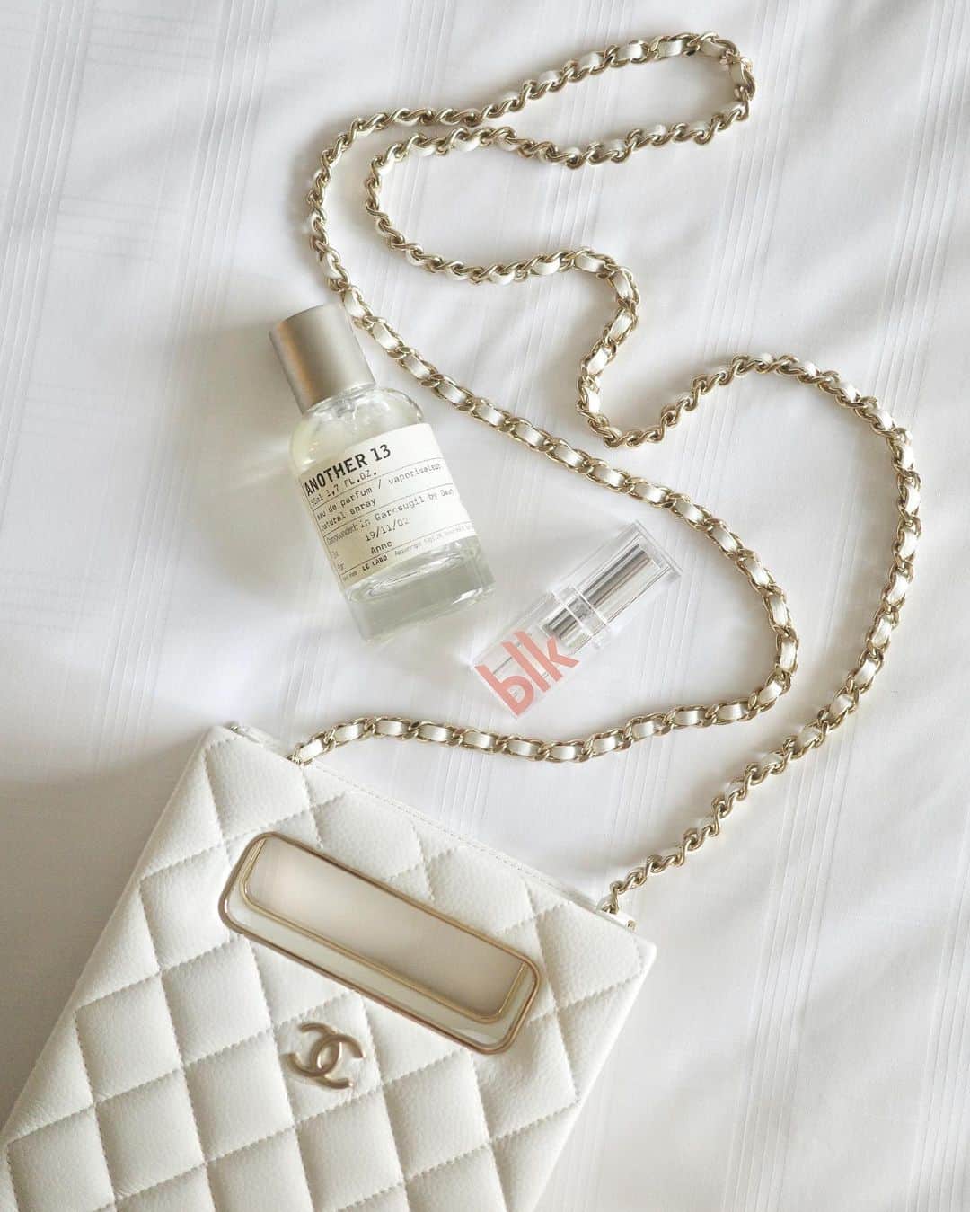 アン・カーティスのインスタグラム：「Pretty 🤍🦢  @chanelofficial @blkcosmeticsph @lelabofragrances」
