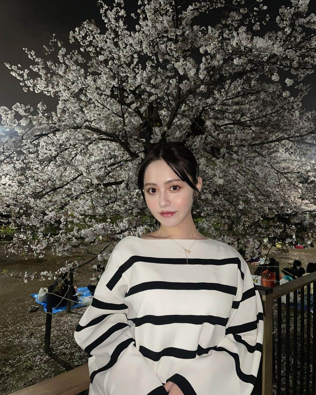 舞石まことのインスタグラム：「夜桜見てきた🌸🌙 こないだ眉毛整えてもらったから今日は前髪無くしちゃった！  #夜桜 #夜桜ライトアップ」