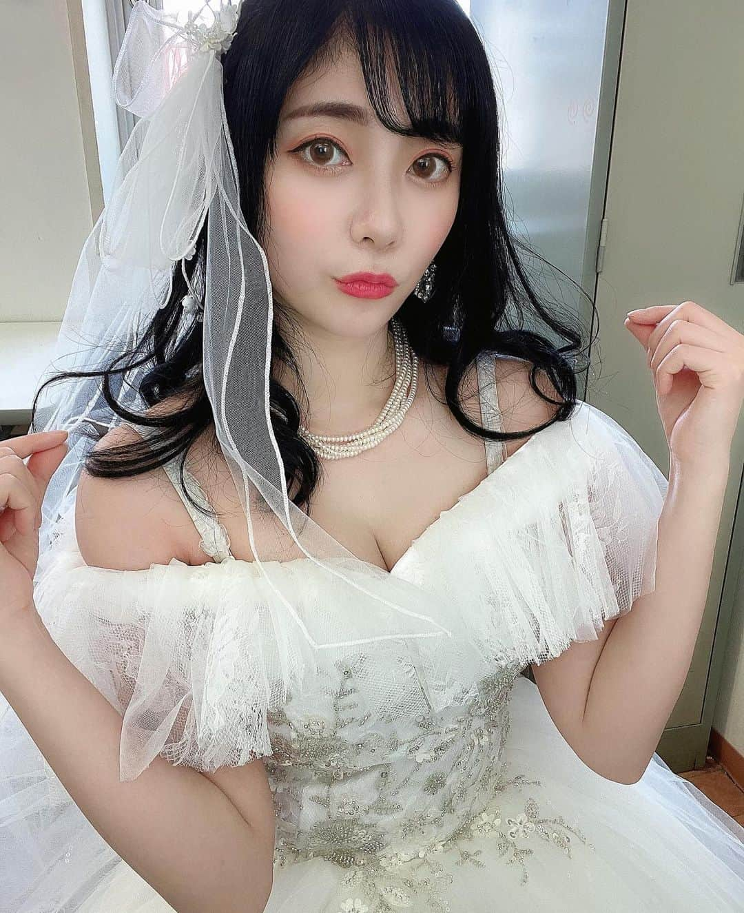 いけながあいみさんのインスタグラム写真 - (いけながあいみInstagram)「今日の衣装👗🤍  まだこういうドレスが着れるなんて お姉さんは嬉しいです😆笑  #ドレス #アイドル #ライブ #モデル #衣装 #黒髪ロング #ヘアアレンジ #ドレスヘア #ヘアスタイル #ロングヘア」4月1日 20時47分 - aimicat424