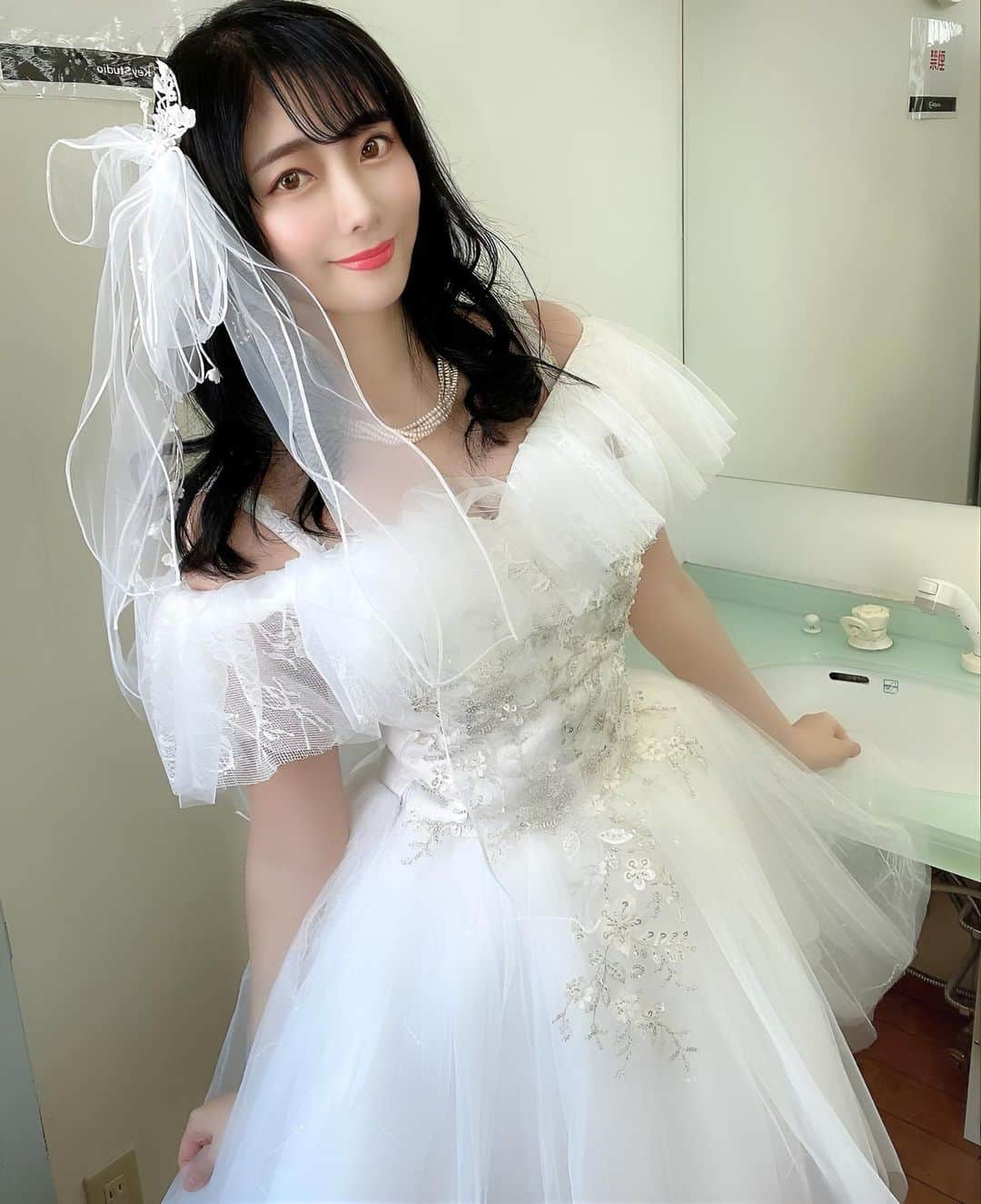 いけながあいみのインスタグラム：「今日の衣装👗🤍  まだこういうドレスが着れるなんて お姉さんは嬉しいです😆笑  #ドレス #アイドル #ライブ #モデル #衣装 #黒髪ロング #ヘアアレンジ #ドレスヘア #ヘアスタイル #ロングヘア」
