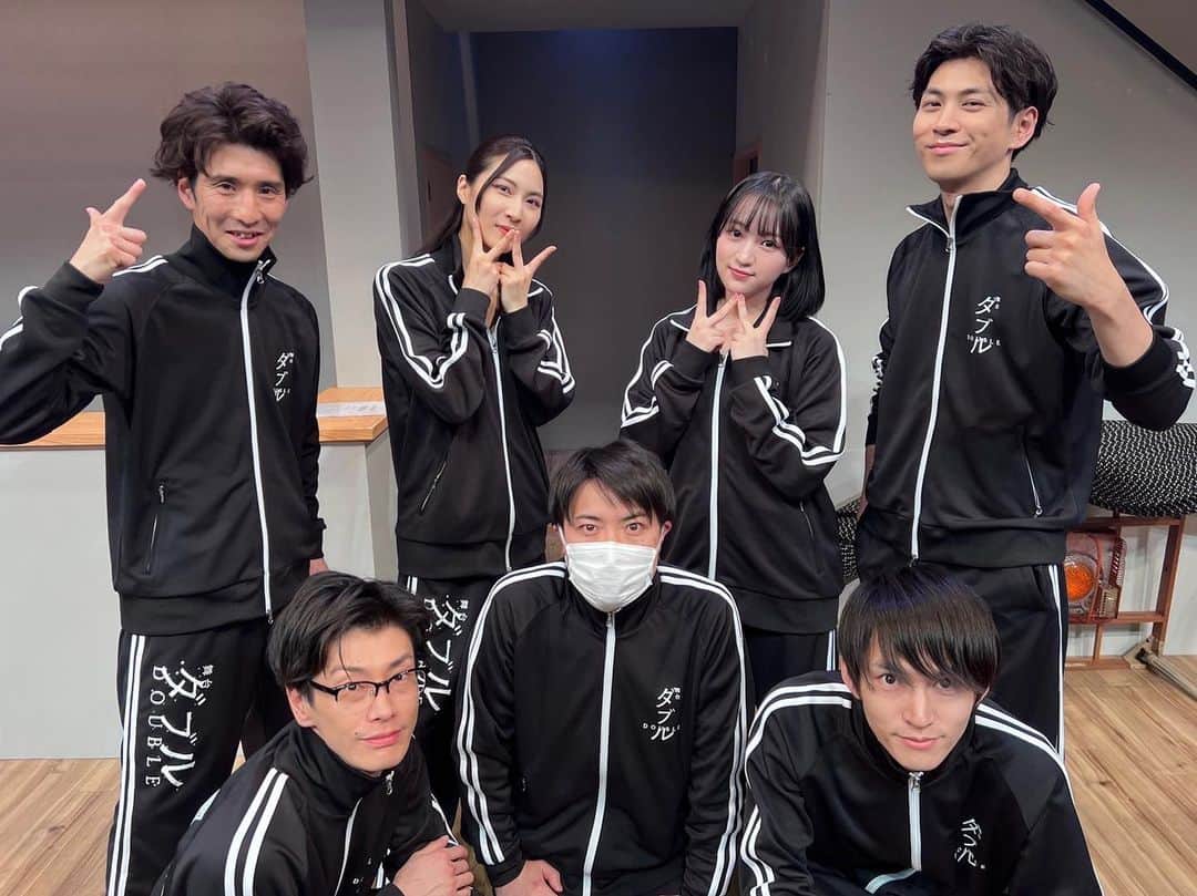 護あさなのインスタグラム：「. 無事に舞台の初日が開きました。 毎回ドキドキする。 舞台上に行くと演劇の洪水が襲ってきます。 それが楽しくて自分の出番を今か今かと待ってるんですが、出たら終わっちゃうからそれも嫌で…という幸せで複雑な感情が。  今日から千穐楽まで怪我や事故なく終えれるよう頑張ります😌  カンパニージャージを玉置さんが作ってくださいました。 嬉しい。これずっと着ちゃう。  #舞台ダブル」