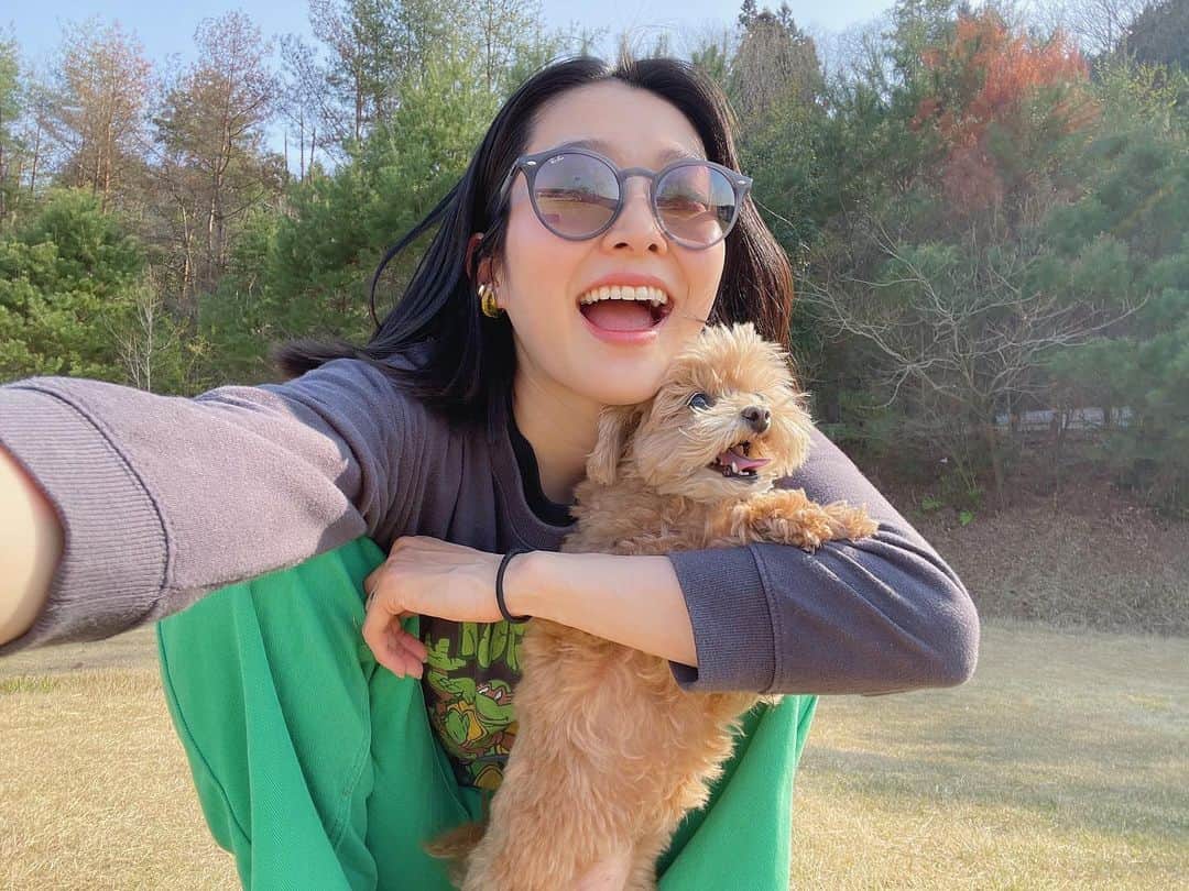 Karunaのインスタグラム：「🧸💓 こんなにちっちゃなカラダなのに 大きな愛をたくさんくれる生き物 私にとって麦は酸素のような存在 #おてんば娘麦ちゃん#宝物#酸素」