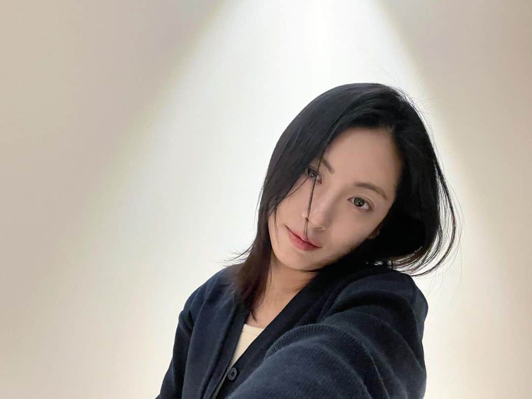 パン・ソヨンのインスタグラム：「언제 이렇게 나만 나이를 먹었나 나는 아직도 26즈음 머물러 있는 기분인데 흰머리가 반짝반짝 보일때마다 입술을 꾹 하는데 오늘 , 아는것보다 모르는것이 압도적으로 많던 2007년 그래도 즐거웠던 그때 함께 일했던 분을 만났다 내 기억속 그대로인 그 모습에 나 또한 그러하면 좋겠다 위로도 받고 작은 용기도 얻고  그러니 더 열심히 잘살아라 소영아 했다   #약간#오로치마루#구렛나루부자」