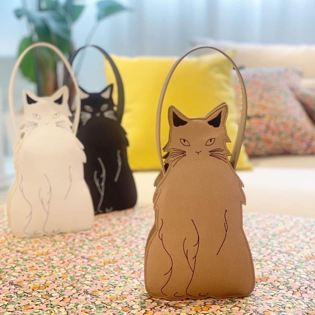 Tsuru by Mariko Oikawaのインスタグラム：「Cat bag.  キュートな猫ちゃんを片腕に♪ なんとも愛らしい表情の猫ちゃんはスタイリングの遊びに。 優しいベージュカラーで癒しの存在へ。  Chat ¥12,100（tax in）  #tsuru #tsurubymarikooikawa #2023ss」