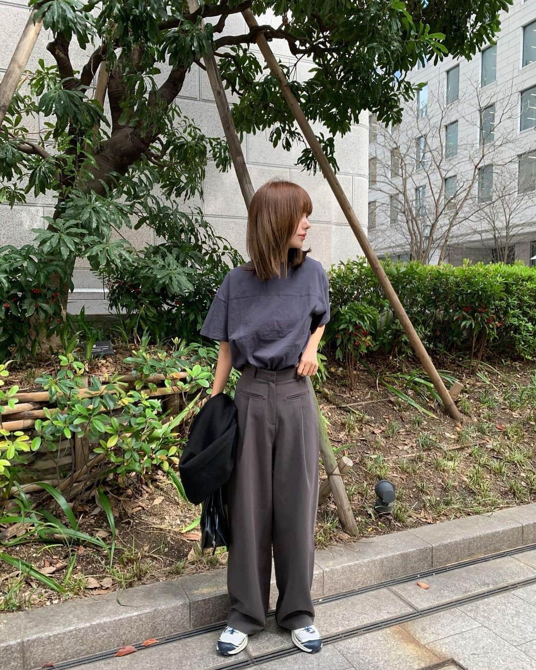 のインスタグラム：「. Tシャツはこれくらいの季節もインナーとかで結局手にとりがち👕 これ色味が可愛くてすき♡ 商品の詳細はzozoか公式Instagramでチェックしてください✨  @geera__official #GeeRA#ジーラ#ジーラコーデ #春コーデ#Tシャツ」