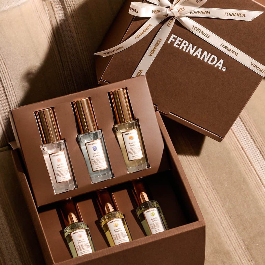 FERNANDAのインスタグラム：「▶︎𝘓𝘪𝘮𝘪𝘵𝘦𝘥 𝘊𝘰𝘧𝘧𝘳𝘦𝘵 𝘚𝘦𝘵  福岡1号店となるアミュエスト博多店のオープンを記念して、限定コフレセットを好評発売中🎁✨✨  ・オードパルファム（10ml）×6本セット ¥7.700（tax in） ・プレミアムハンドクリーム（20g）×6本セット ¥5.500（tax in）  定番人気No.1の香りから、限定コレクションより大人気のモモ🍑とフレグラントオリーブ🍂まで楽しめる、FERNANDAが厳選した香りのセットです🙋‍♀️✨  ・無くなり次第終了の為、ご来店のタイミングにより限定コフレセットがお求め頂けない場合が ございますので、予めご了承くださいませ。  #FERNANDA #フェルナンダ #サスティナブル #fragrance #香水 #ハンドクリーム #アミュエスト博多  #福岡 #博多 #コフレセット #コフレ」