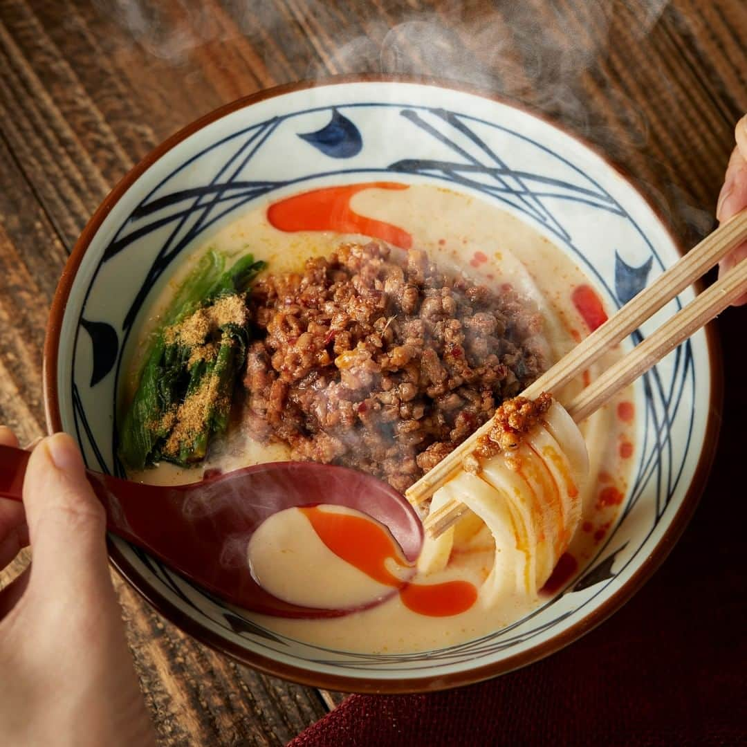 丸亀製麺さんのインスタグラム写真 - (丸亀製麺Instagram)「今だけしか味わえない季節限定商品を、タイプ別に分けてみました👇 どのうどん派かコメントで教えてください！  あっさり派には #山盛りあさりうどん がおすすめ🥢 丼から溢れんばかりのあさりがのった一杯！素材の旨みが溶け込んだだしは、最後まで飲み干したくなる旨さです。  辛党の皆さんは #うま辛担々うどん をどうぞ🌶 ごまペーストをふんだんに使った濃厚スープと打ち立てうどんの絡みがたまらない一品。香味ラー油のキリっとした辛さが後引くおいしさの決め手！  お肉好きの皆さんは #鴨ねぎうどん で決まり🦆 焼きたての鴨肉と、焼きねぎの香ばしさが食欲をかきたてる一品。数量限定で鴨肉が通常の2倍量に！価格はそのまま、お肉好きにはたまりません！  山盛りあさりうどんとうま辛担々うどんは4月下旬頃まで、鴨ねぎうどんは無くなり次第終了となりますので、食べ逃しのないようにご来店ください！👀  ※現在販売中の『鴨ねぎうどん』に使用される鴨肉の量と比較して2倍に増量（当社比） ※鴨肉2倍増量に伴い、(得)サイズの販売は終了いたしました。  #丸亀製麺 #丸亀うどん #udon #麺 #うどん」4月1日 21時00分 - marugame_