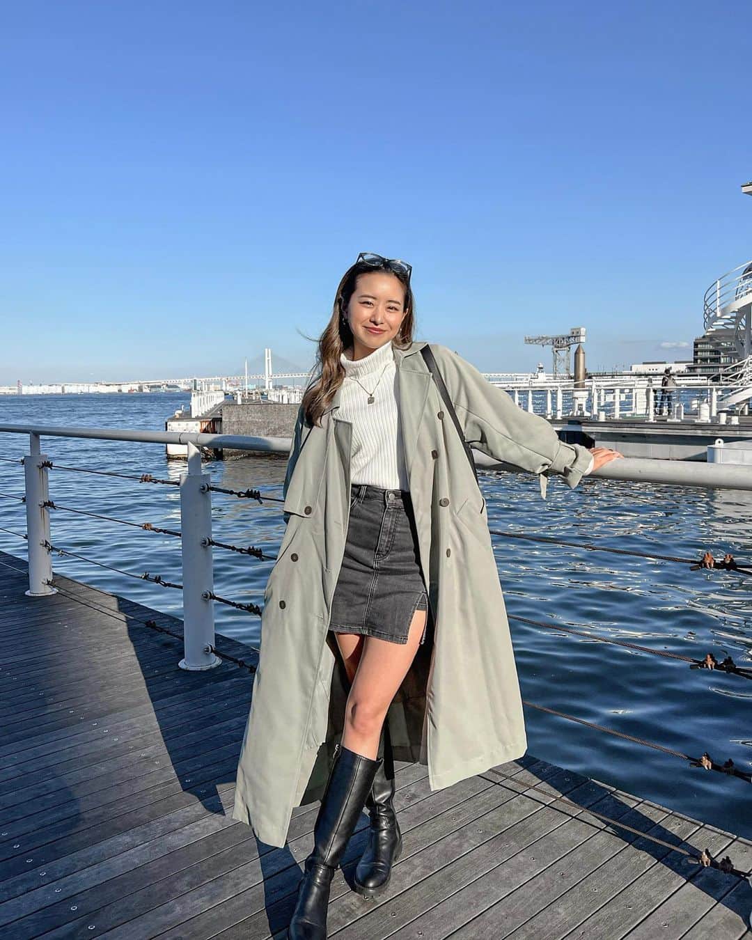 のインスタグラム：「コンサートに行った時の春服🌸  みなさんお花見はしましたか？ (私はほとんど桜見てない🥲)  outer @azulbymoussy_official  tops @muji_global  skirt @sheinofficial @shein_japan  boots @aclent_official  bag @loewe」