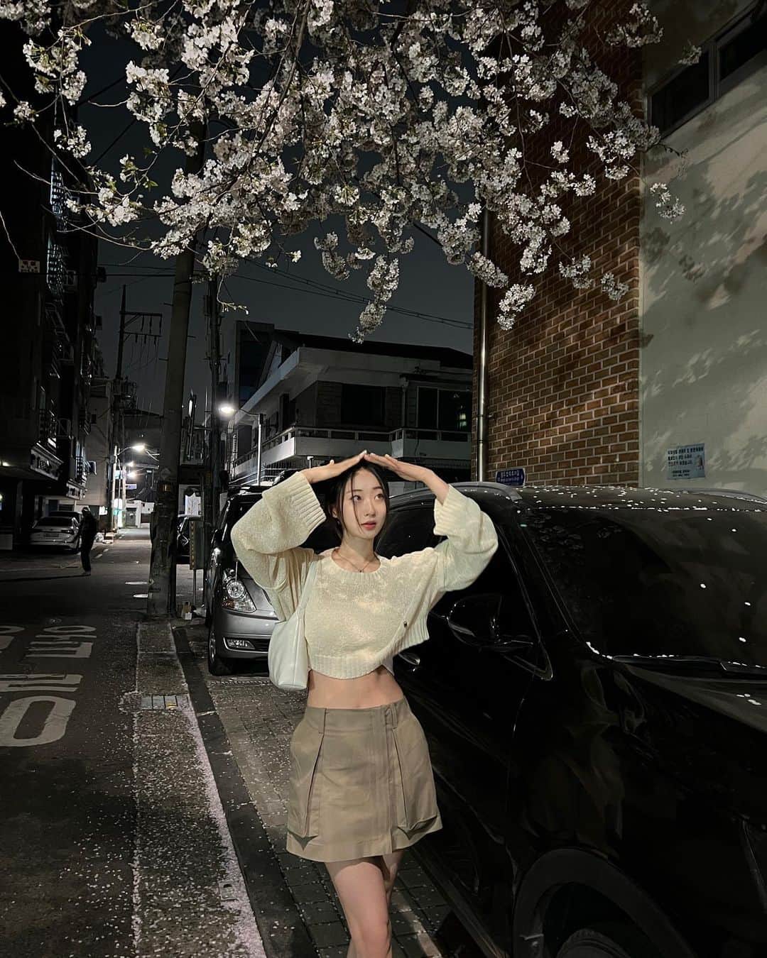 ギョンリ のインスタグラム：「비 오기전에 많이 볼구야..🌸」