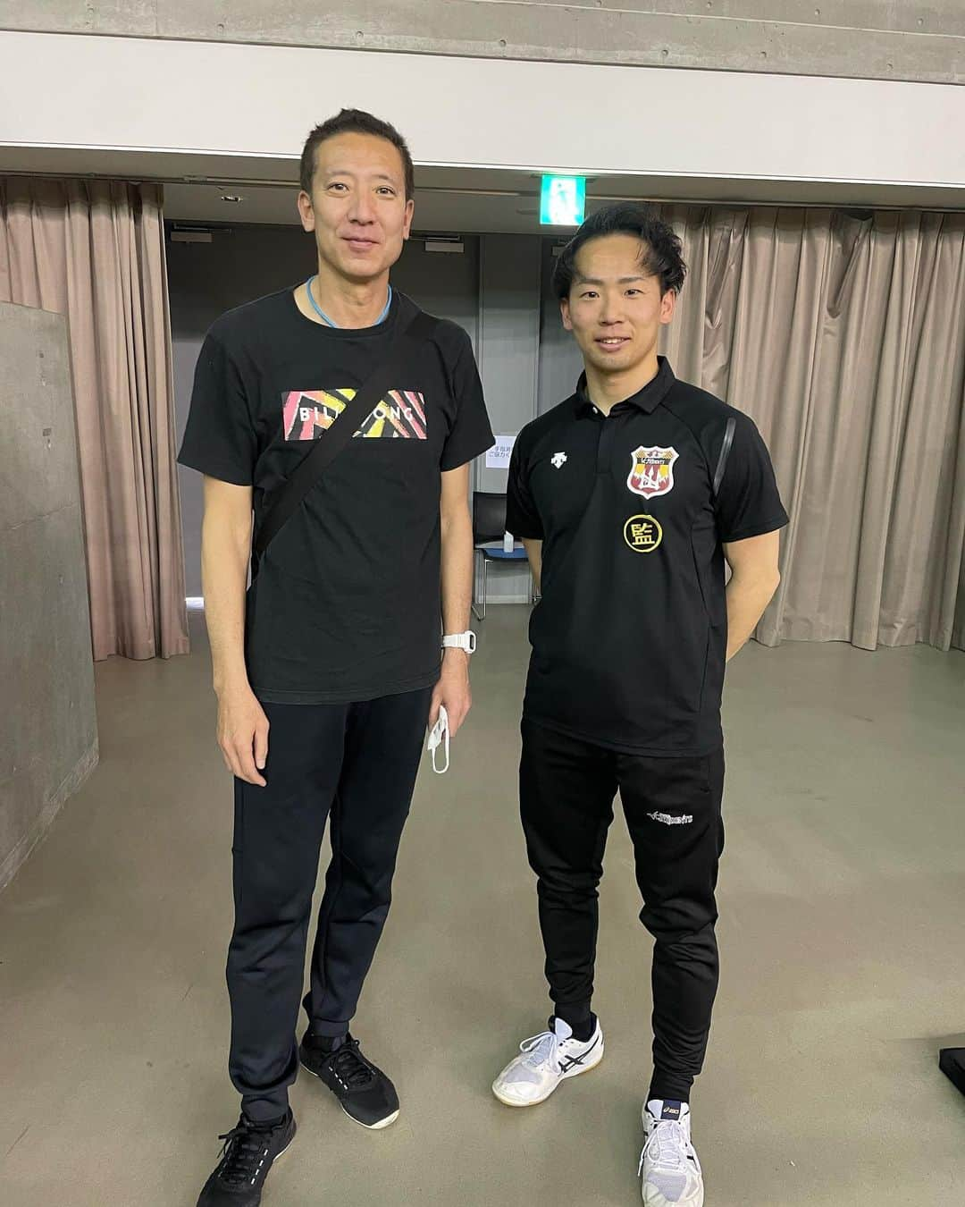 山本憲吾のインスタグラム：「スカイホール豊田で試合をしていたので、青山さんに連絡したところ 会いに来てくれました🙇‍♂️🙇‍♂️ 久々に会えてよかったです！！ 青山さんの前で監督として試合をするとは思ってもいませんでした😅笑  就任してからは、 改めて監督の偉大さを感じていて 選手たちが最高のパフォーマンスを出せるためにはどうすれば、 試合中どんな声かけをすればいいのか 考えながらやっています。  一つずつやっていきたいと思います！  #山本憲吾  #青山繁  #vc長野トライデンツ  #vc長野女子u15  #スカイホール豊田」