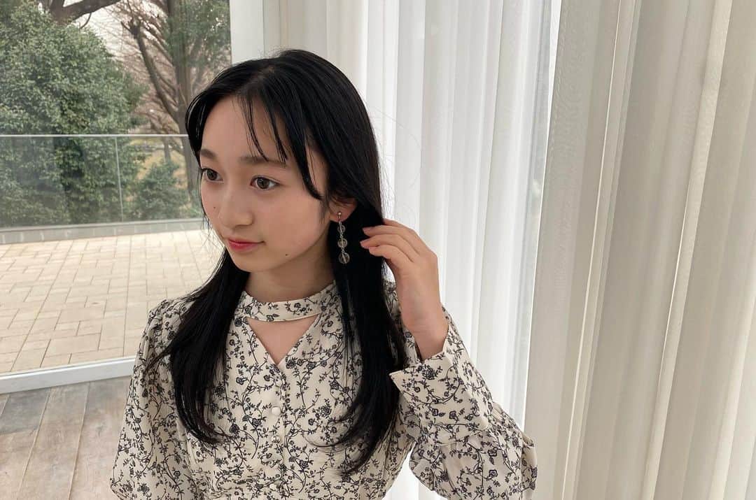 横溝菜帆さんのインスタグラム写真 - (横溝菜帆Instagram)「.  新しい 宣材写真撮影 のオフショットです🫧  鮮やかな青紫の衣装と 珍しいセンターパート 少しずつ大人っぽくなってきたかな..☺️  いつも素敵な衣装とヘアメイク 綺麗な写真を撮っていただき ありがとうございます✨  #横溝菜帆」4月1日 21時04分 - y_naho_te