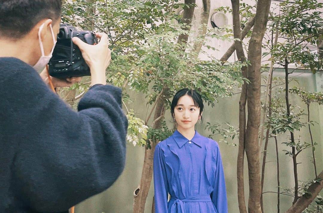 横溝菜帆さんのインスタグラム写真 - (横溝菜帆Instagram)「.  新しい 宣材写真撮影 のオフショットです🫧  鮮やかな青紫の衣装と 珍しいセンターパート 少しずつ大人っぽくなってきたかな..☺️  いつも素敵な衣装とヘアメイク 綺麗な写真を撮っていただき ありがとうございます✨  #横溝菜帆」4月1日 21時04分 - y_naho_te