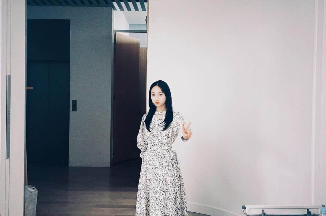 横溝菜帆さんのインスタグラム写真 - (横溝菜帆Instagram)「.  新しい 宣材写真撮影 のオフショットです🫧  鮮やかな青紫の衣装と 珍しいセンターパート 少しずつ大人っぽくなってきたかな..☺️  いつも素敵な衣装とヘアメイク 綺麗な写真を撮っていただき ありがとうございます✨  #横溝菜帆」4月1日 21時04分 - y_naho_te