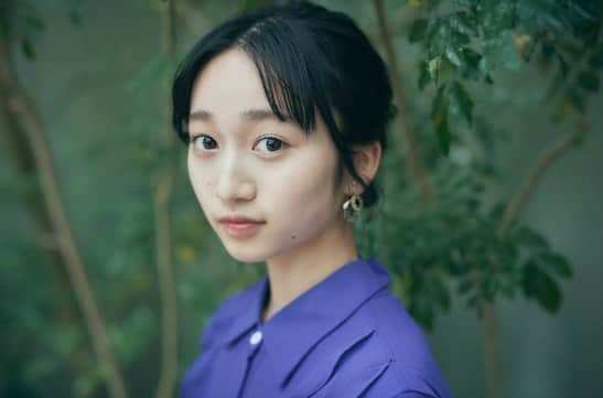 横溝菜帆さんのインスタグラム写真 - (横溝菜帆Instagram)「.  新しい 宣材写真撮影 のオフショットです🫧  鮮やかな青紫の衣装と 珍しいセンターパート 少しずつ大人っぽくなってきたかな..☺️  いつも素敵な衣装とヘアメイク 綺麗な写真を撮っていただき ありがとうございます✨  #横溝菜帆」4月1日 21時04分 - y_naho_te