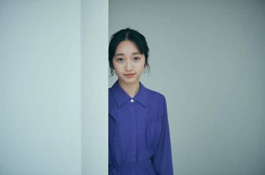 横溝菜帆のインスタグラム：「.  新しい 宣材写真撮影 のオフショットです🫧  鮮やかな青紫の衣装と 珍しいセンターパート 少しずつ大人っぽくなってきたかな..☺️  いつも素敵な衣装とヘアメイク 綺麗な写真を撮っていただき ありがとうございます✨  #横溝菜帆」